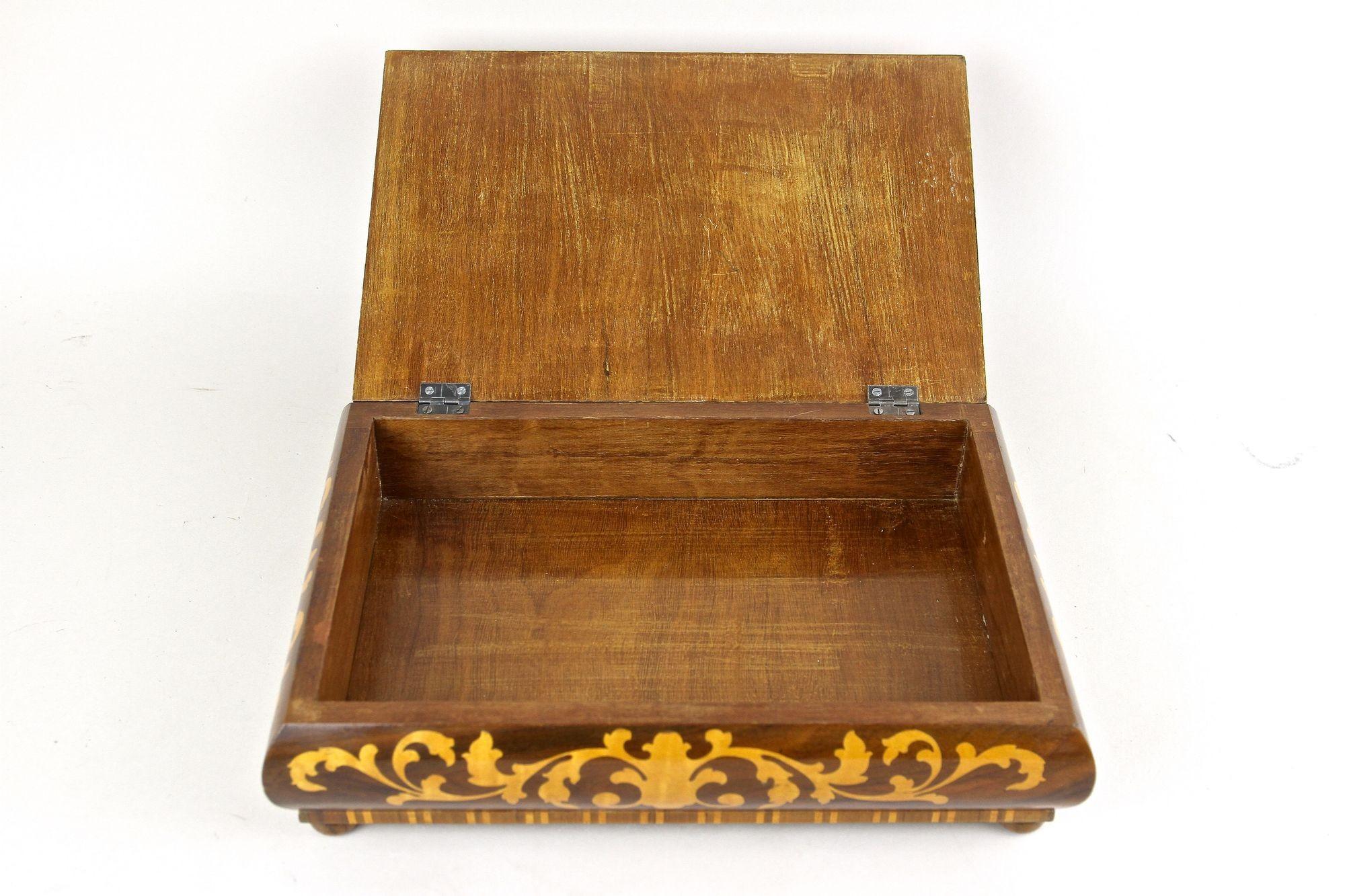 Caja decorativa Art Decor del siglo XX de madera de nogal con incrustaciones de arce, Austria ca. 1920 en Bueno Estado en Lichtenberg, AT