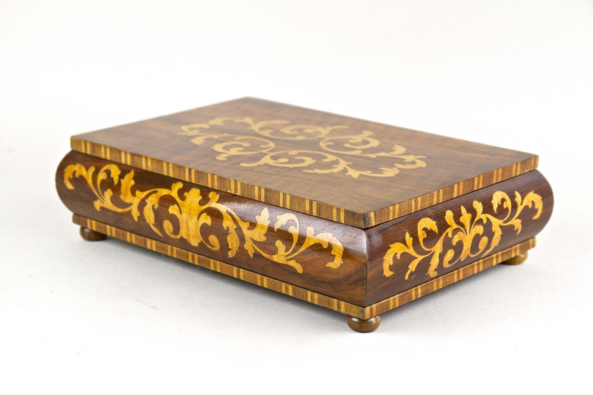 Caja decorativa Art Decor del siglo XX de madera de nogal con incrustaciones de arce, Austria ca. 1920 Arce