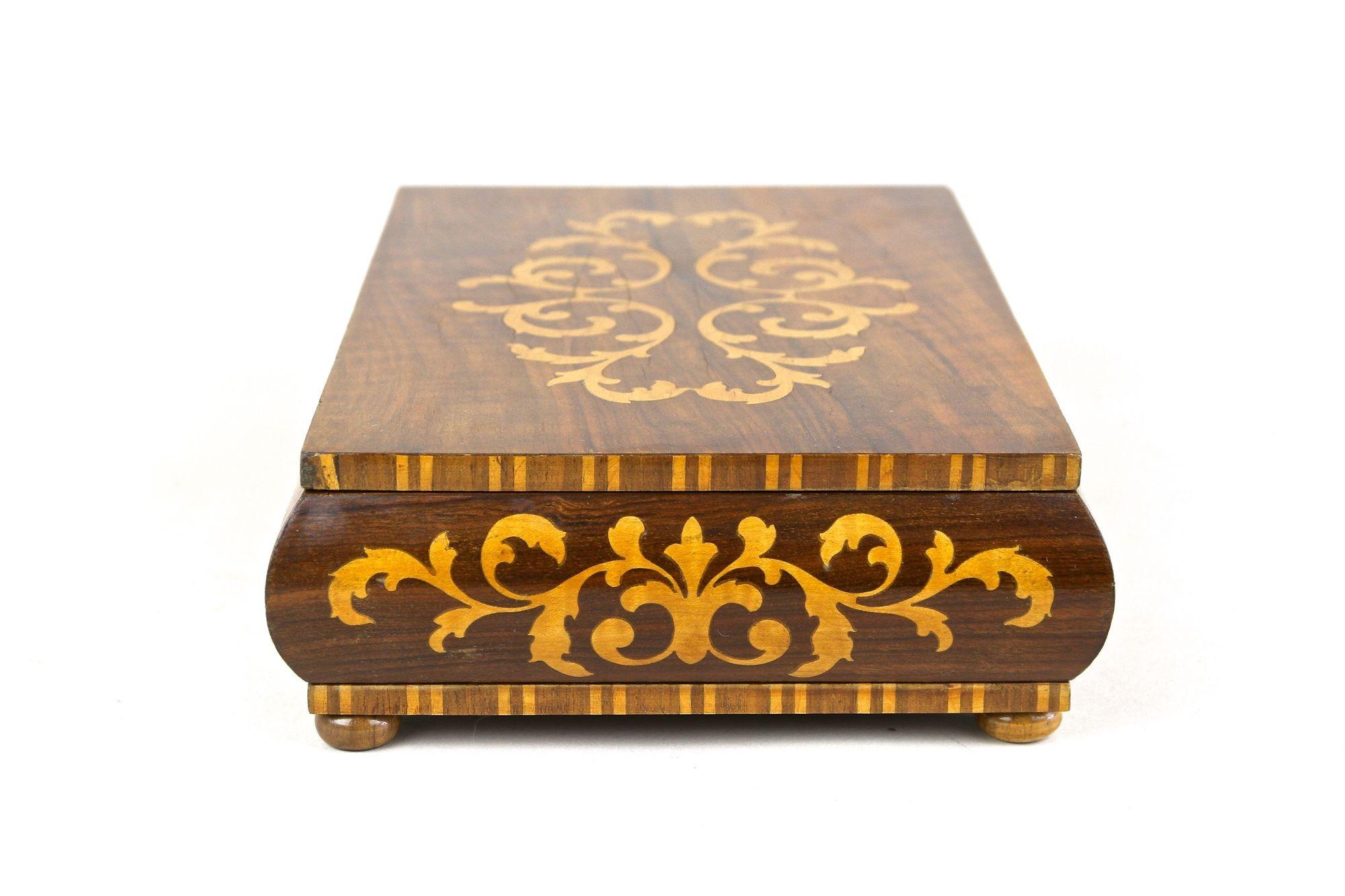 Caja decorativa Art Decor del siglo XX de madera de nogal con incrustaciones de arce, Austria ca. 1920 1