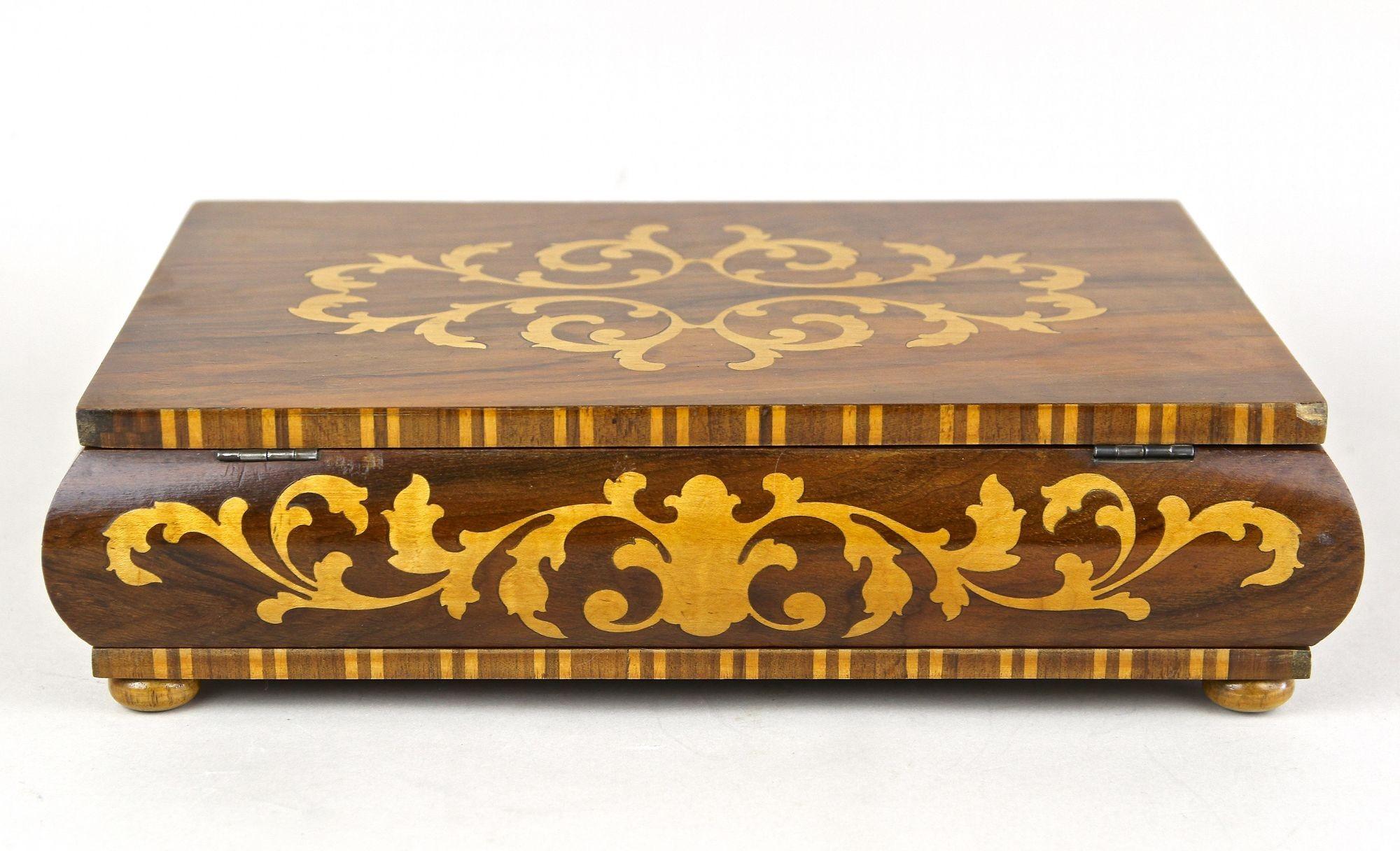 Caja decorativa Art Decor del siglo XX de madera de nogal con incrustaciones de arce, Austria ca. 1920 2