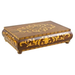 Caja decorativa Art Decor del siglo XX de madera de nogal con incrustaciones de arce, Austria ca. 1920