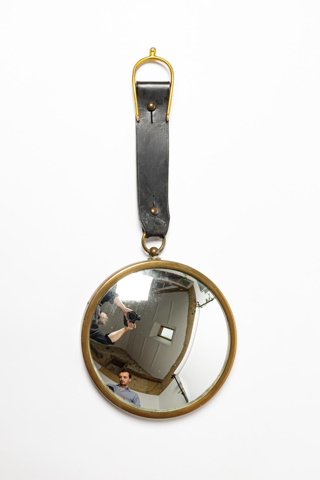 Attributed to Jacques Adnet

Art deco 20th century design leather and curved wall mirror 

original very good condition

Height 50 cm
Large 23 cm