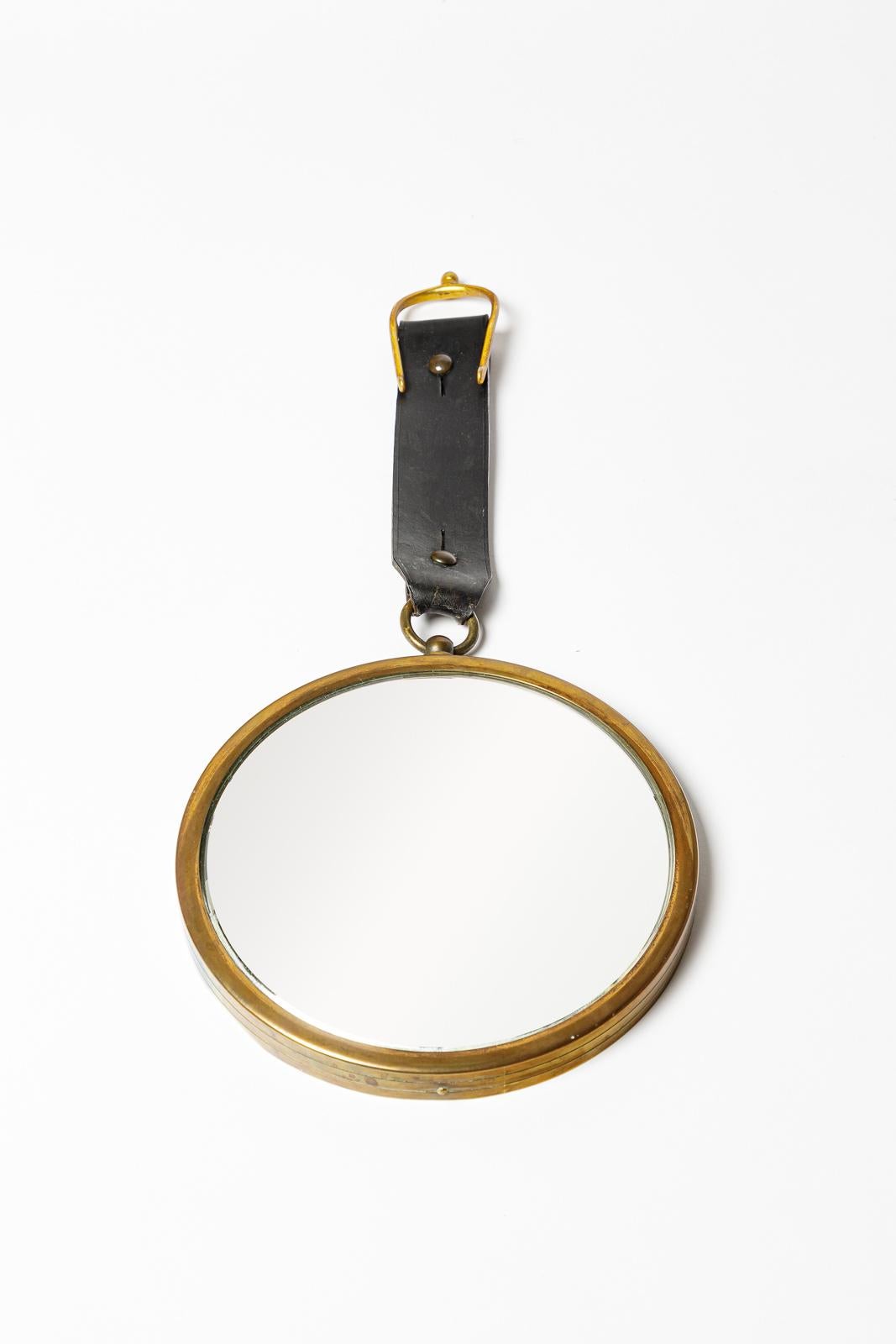 20th century art deco design leather and curved wall mirror att. Jacques Adnet In Good Condition For Sale In Neuilly-en- sancerre, FR