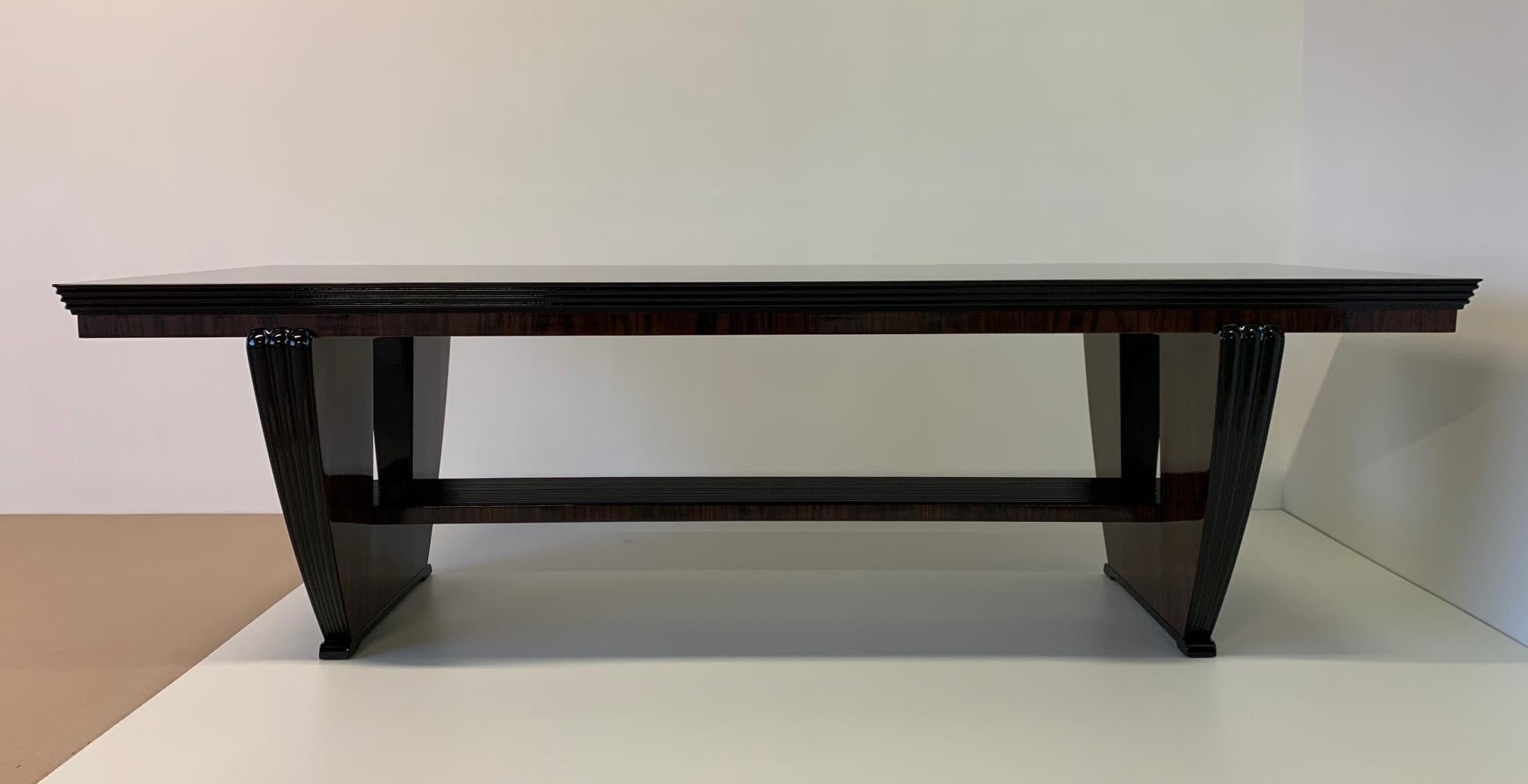 Elegant Art Deco table in fine exotic wood with ebonized details from the 1940s made in Italy.
Completely restored.