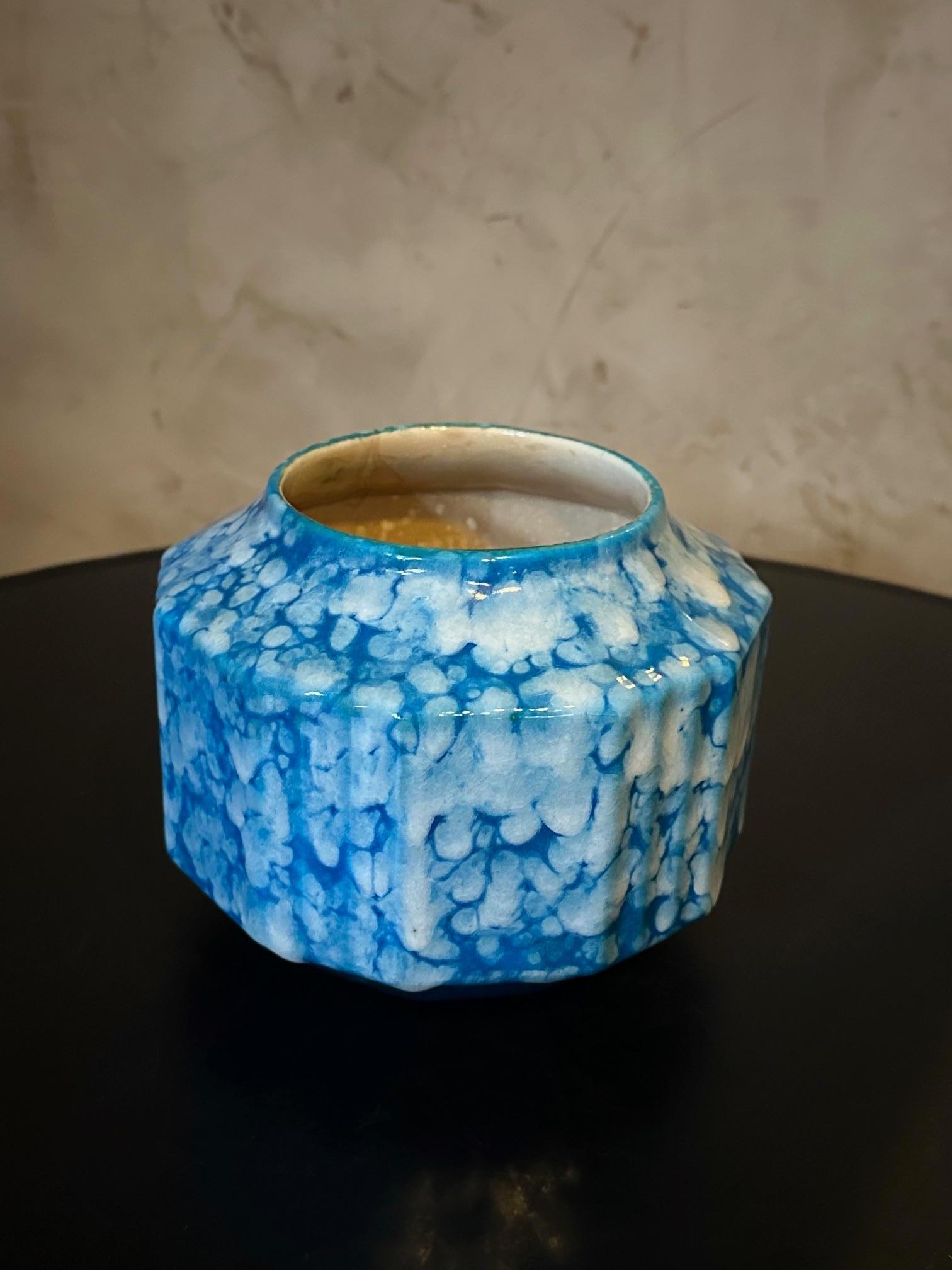 Sehr schöne Art Deco Vase signiert Boch la Louviere in gesprenkeltem blauem Steingut.
Sehr guter Zustand. 