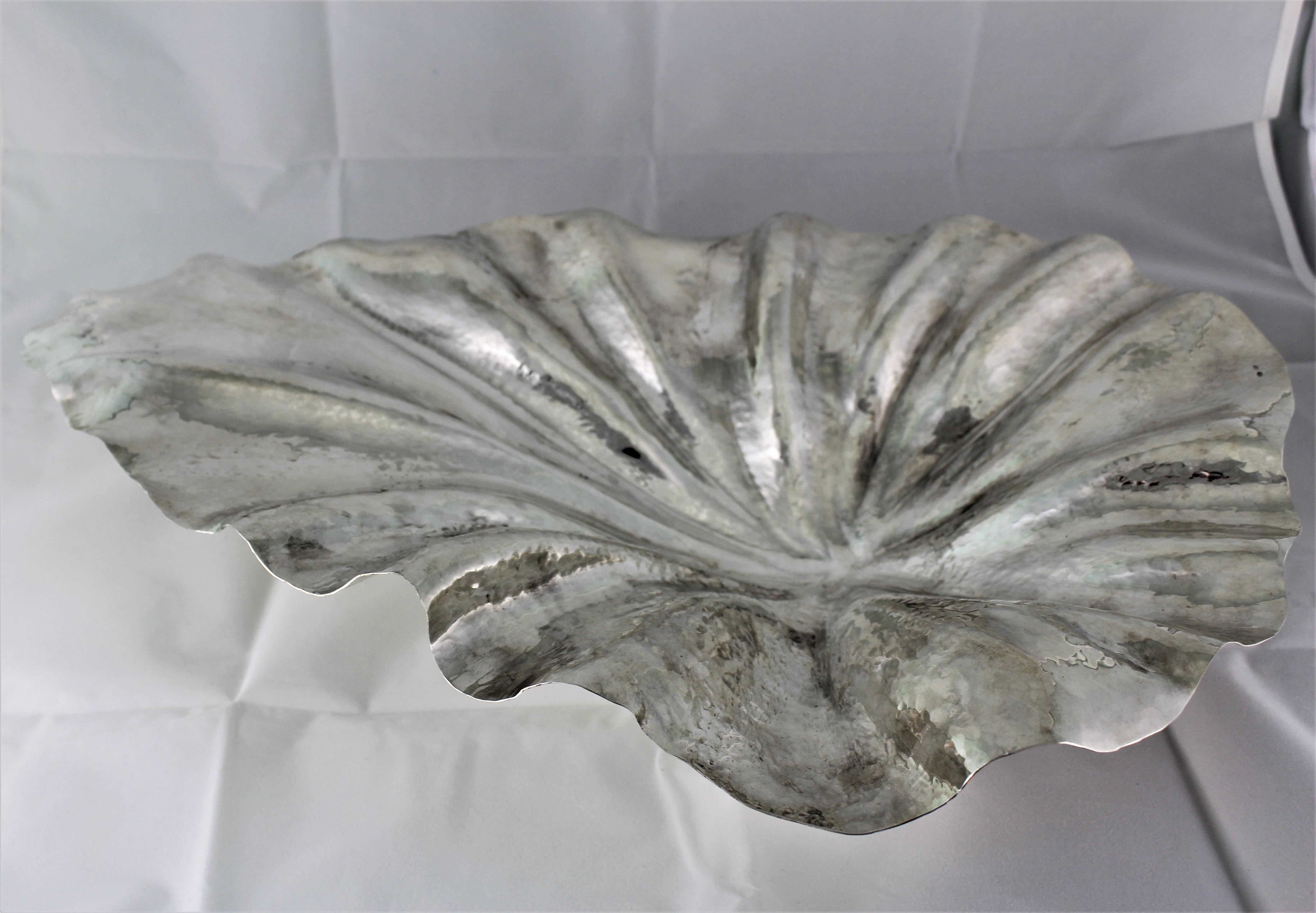 Italian 20th Century Art Deco Embossed Hammered Silver Centerpiece, Italy, 1930s For Sale