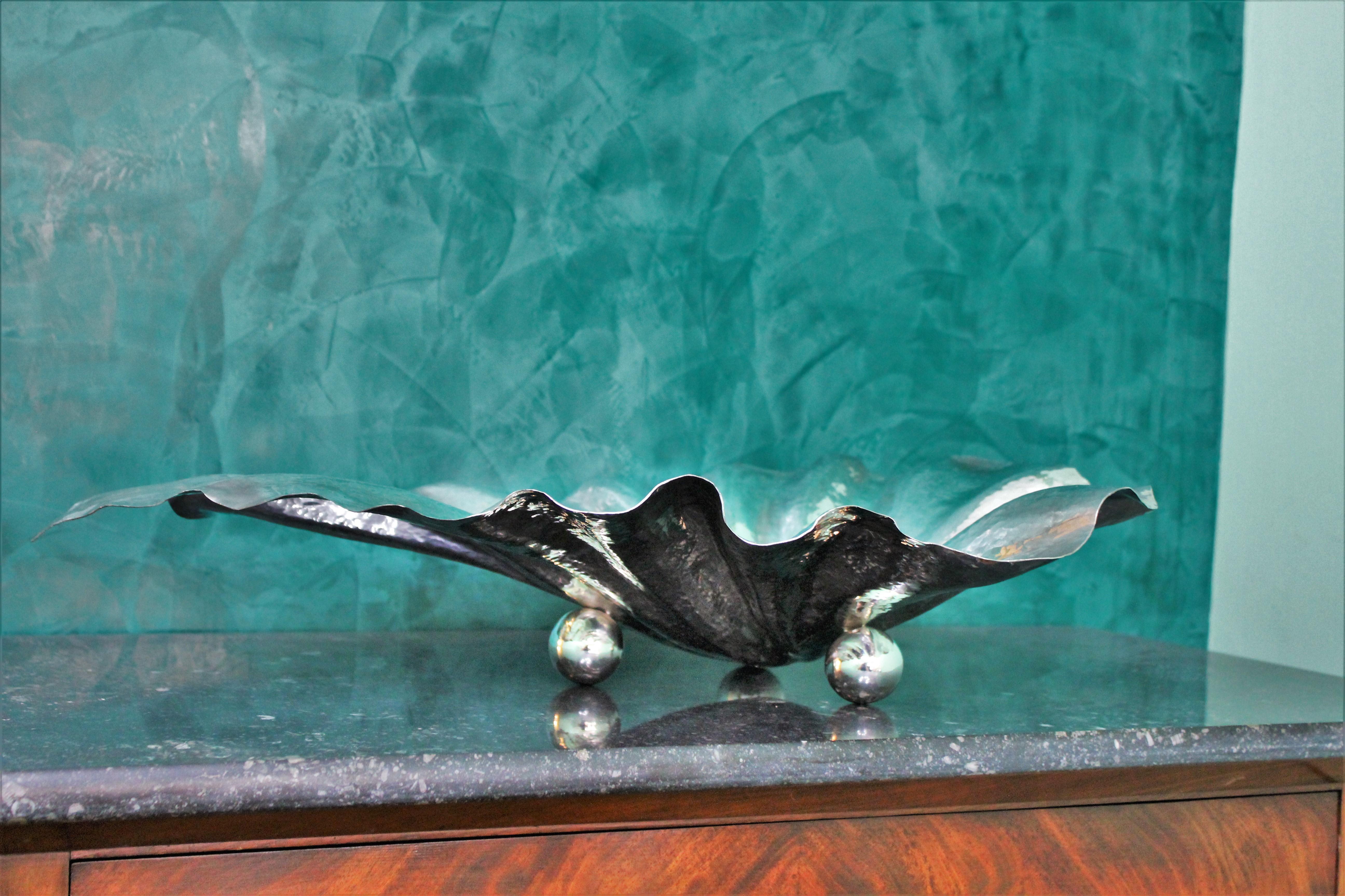 20th Century Art Deco Embossed Hammered Silver Centerpiece, Italy, 1930s In Good Condition For Sale In Florence, IT