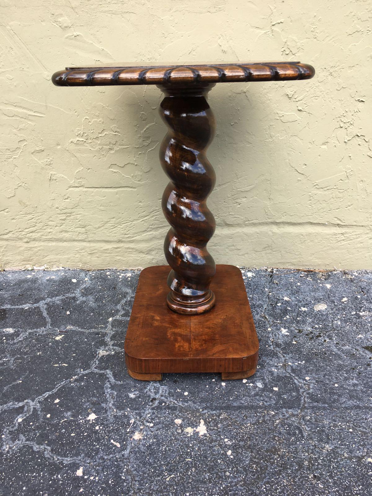 20th Century Art Deco English Burl Walnut Turned Leg End Table or Pedestal In Excellent Condition In Miami, FL