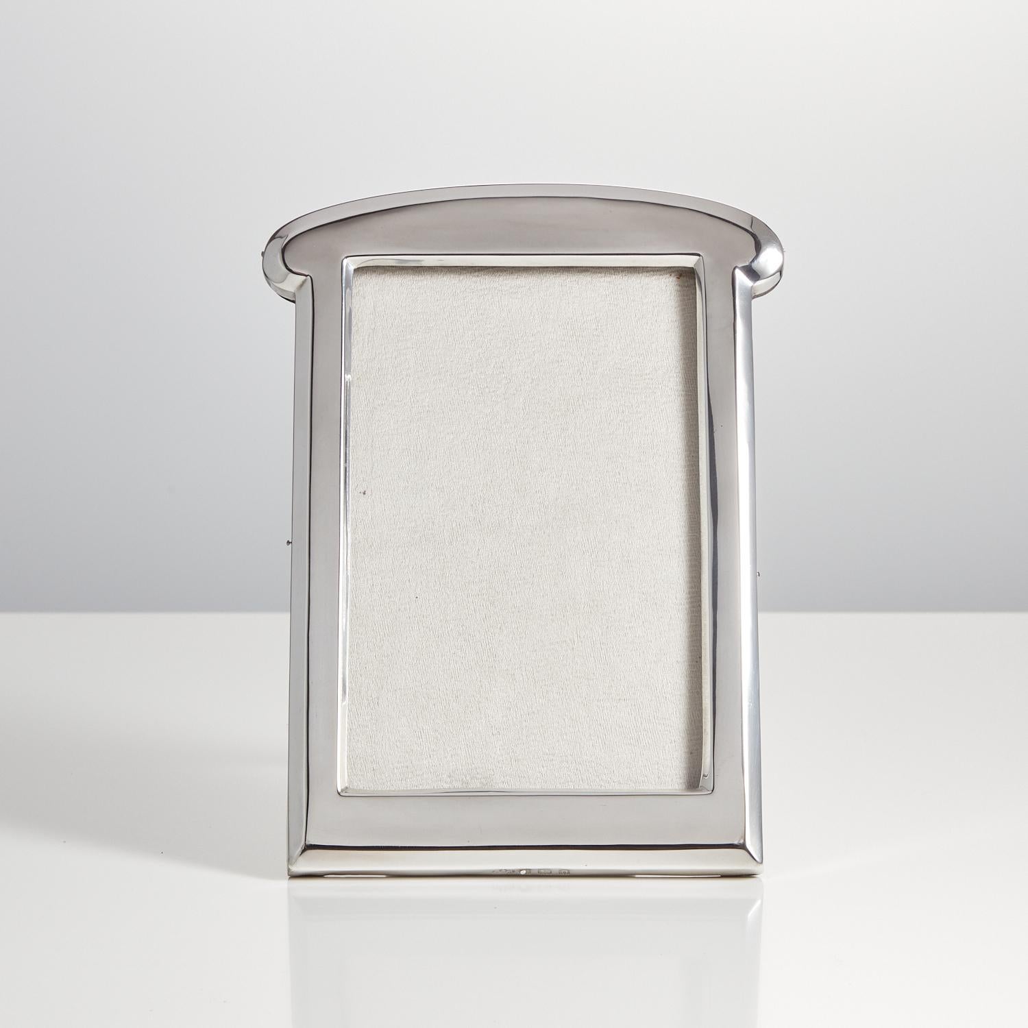 A wonderful 20th Century Art Deco English Sterling Silver Picture frame, Date Birmingham 1939 Maker Elkington & Co.

A 20th century Art Deco photograph frame, both the silver and the back are in very good condition.
The frame would make a great gift