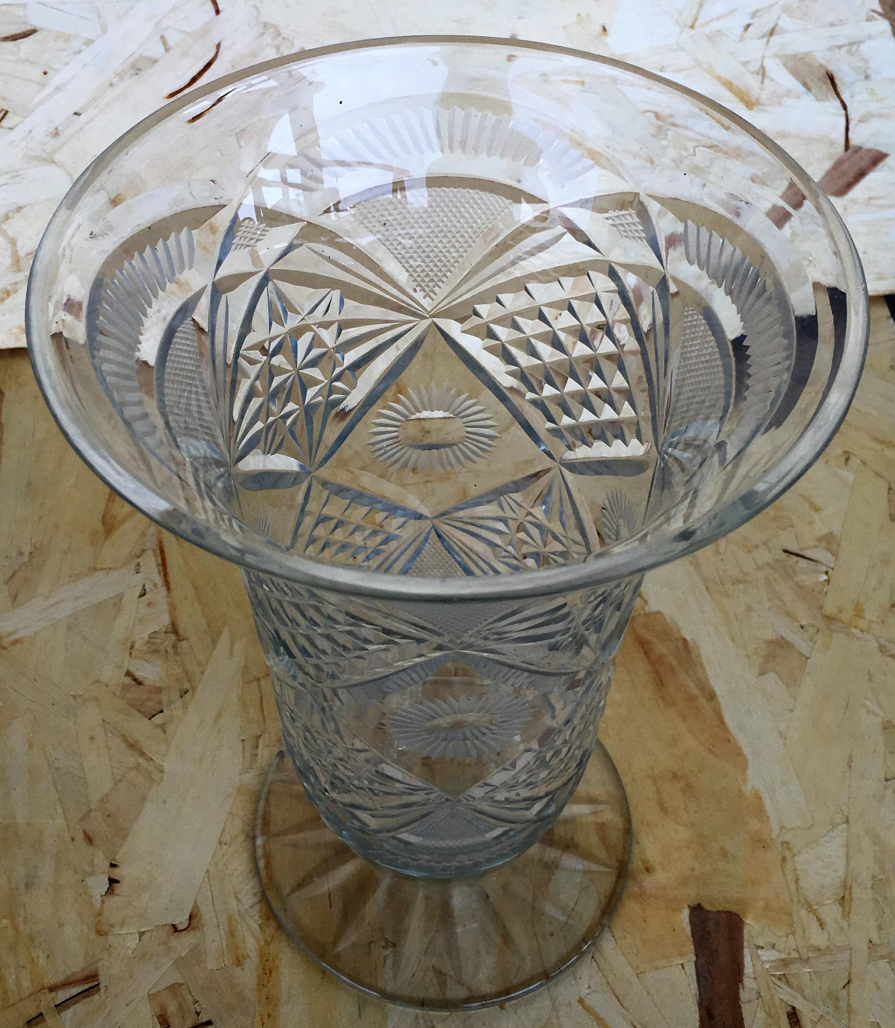 italien Vase Art déco du 20ème siècle en verre sculpté et gravé avec des motifs ornementaux en vente