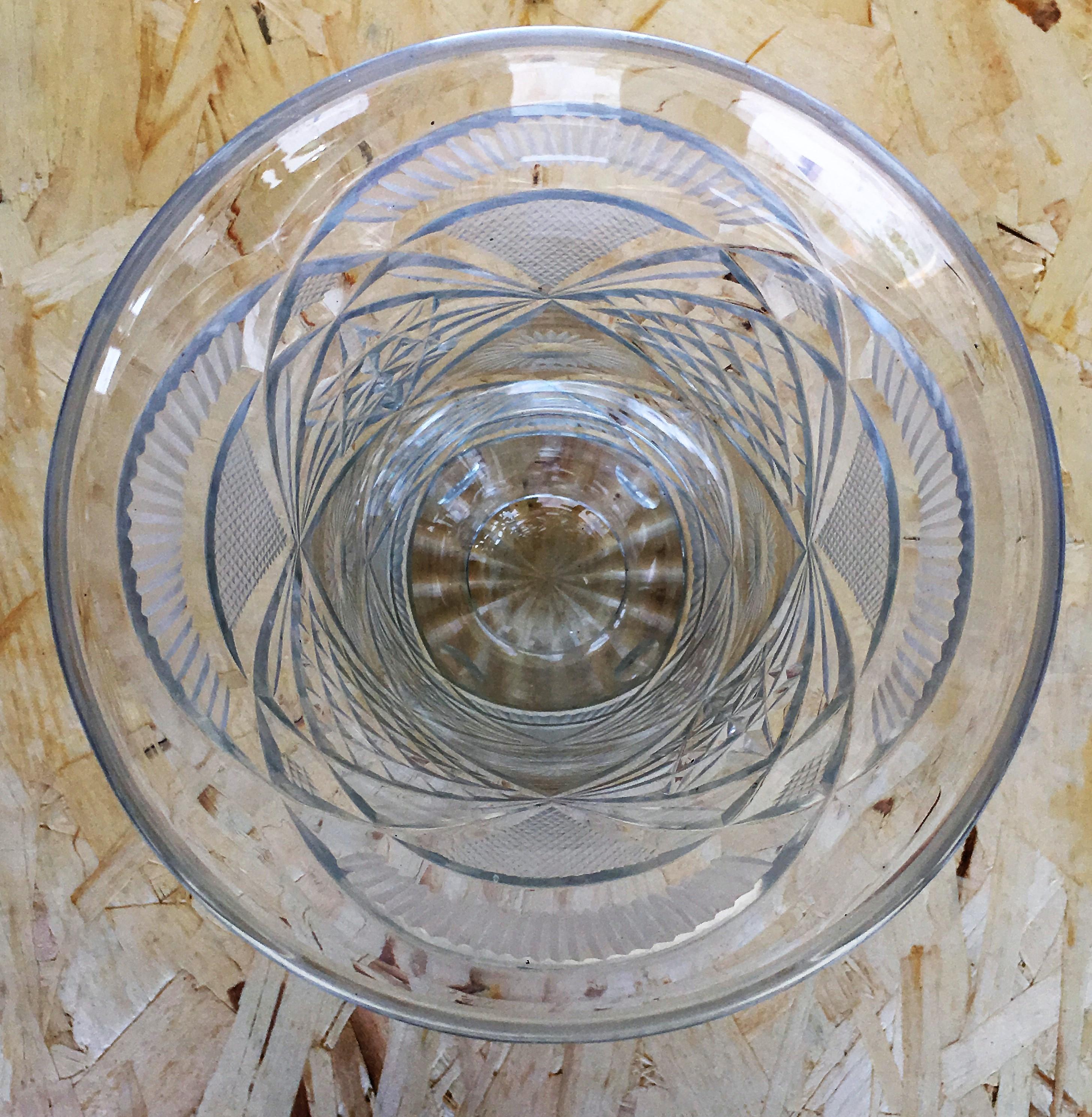 20ième siècle Vase Art déco du 20ème siècle en verre sculpté et gravé avec des motifs ornementaux en vente