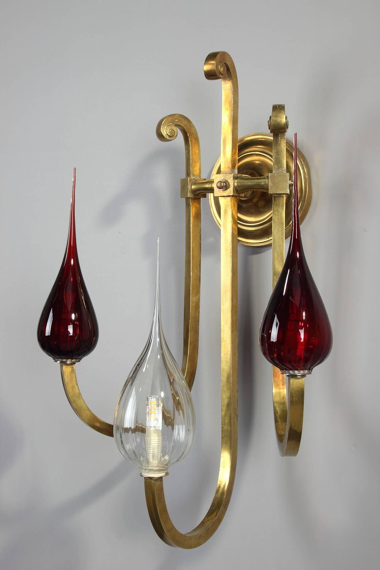 French 20th Century Art Deco Gilded Brass Sconce with Contemporary Glass Globes For Sale