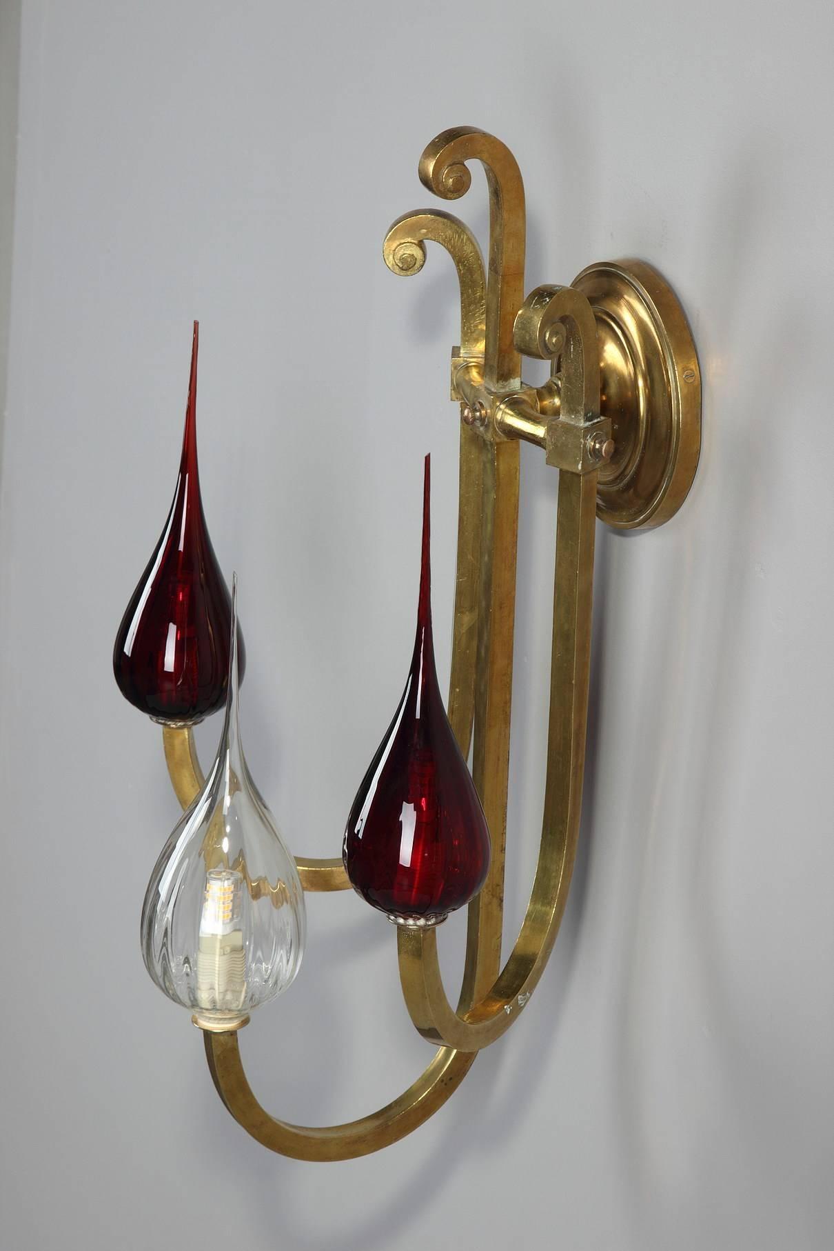 20th Century Art Deco Gilded Brass Sconce with Contemporary Glass Globes For Sale 2