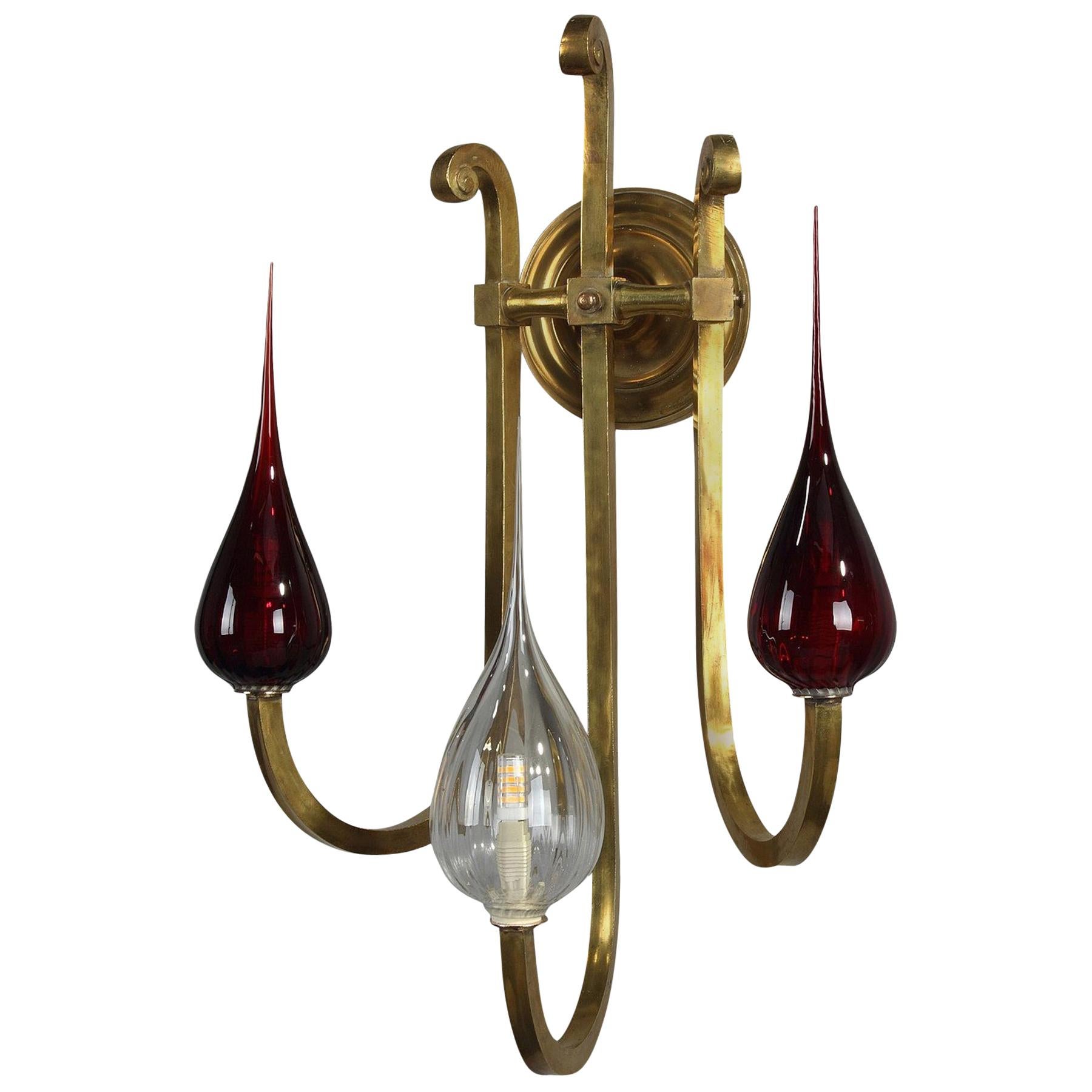 Lámpara Art Decó del siglo XX de latón dorado con globos de cristal contemporáneos en venta