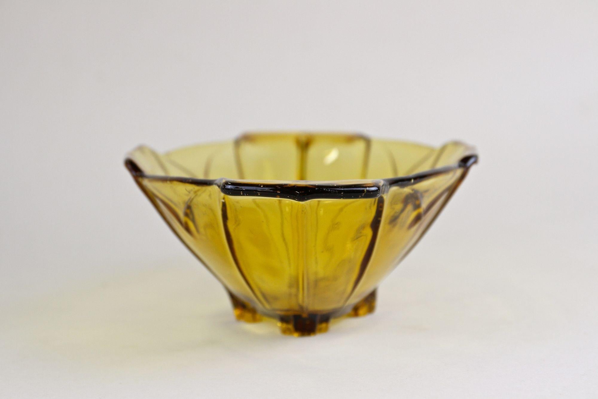 20ième siècle Bol/jardinière en verre ambré Art déco du 20e siècle, Autriche, vers 1920 en vente