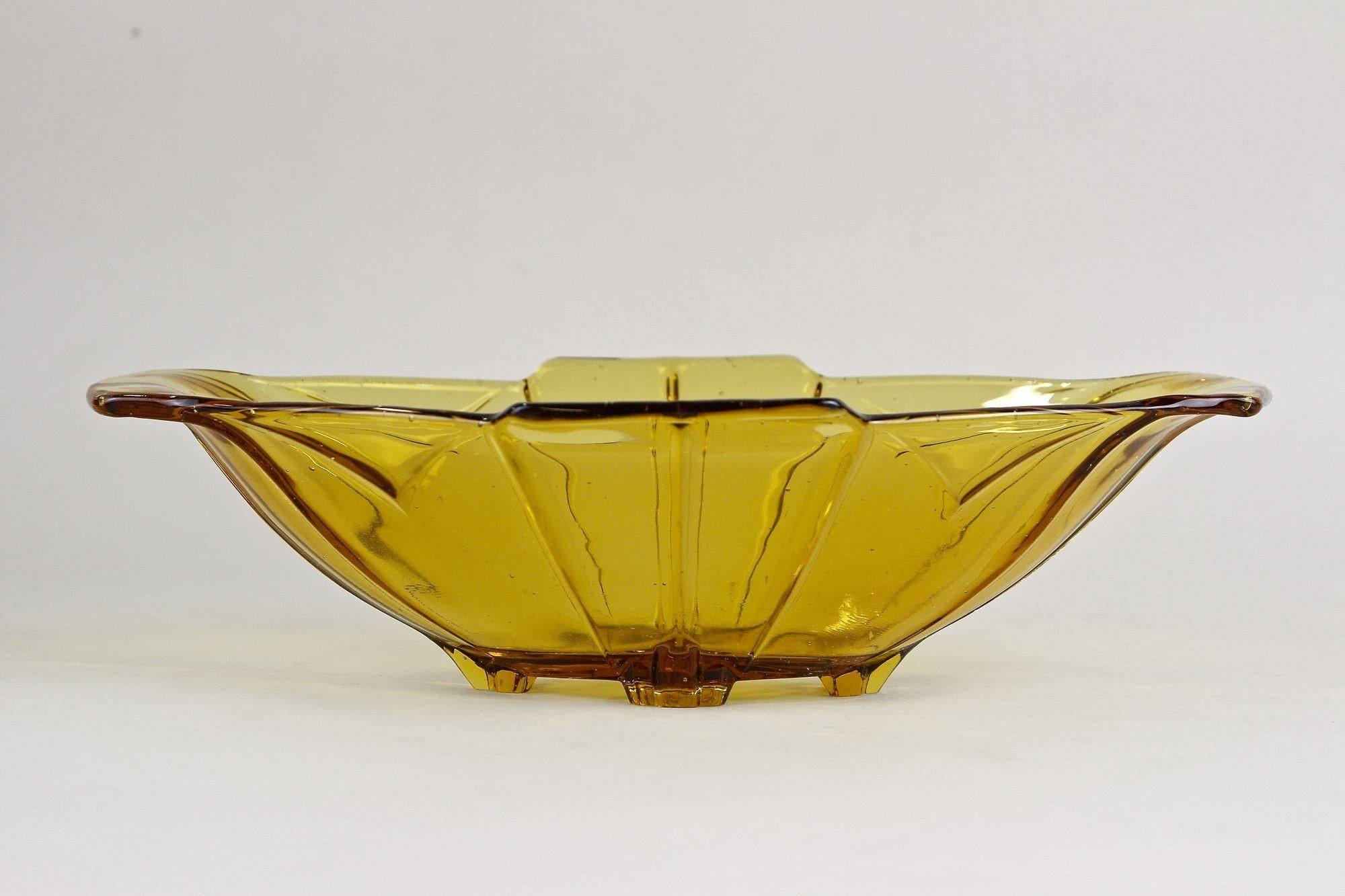 20. Jahrhundert Art Deco Glasschale/ Jardiniere Bernsteinfarbig, Österreich, um 1920 im Angebot 1