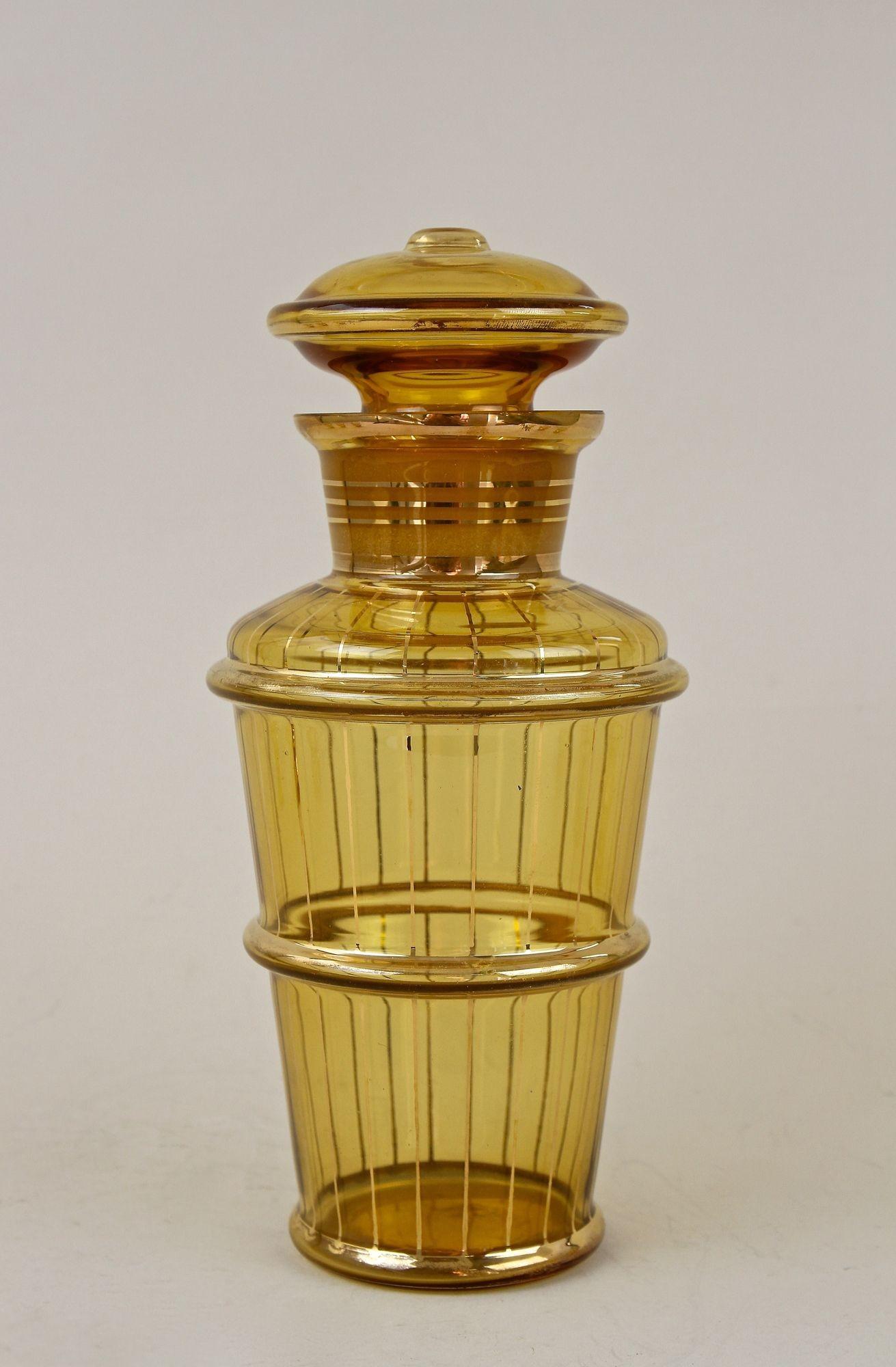 20th Century Art Deco Glass Decanter Set, Amber Colored/ Gilt - CZ ca. 1920 In Good Condition For Sale In Lichtenberg, AT