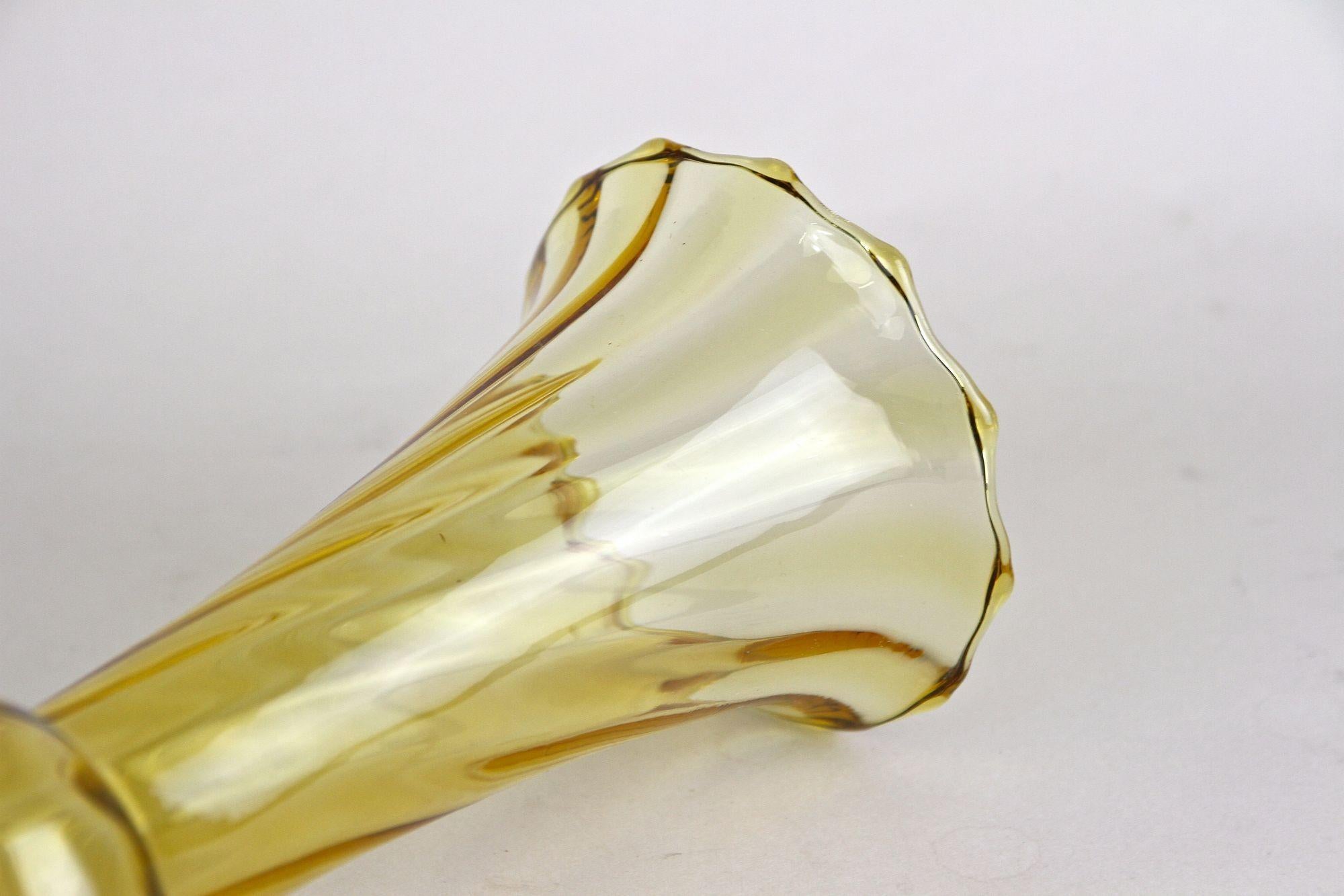 20th Century Art Deco Glass Vase, Amber-Colored, Austria ca. 1920 in vendita 2