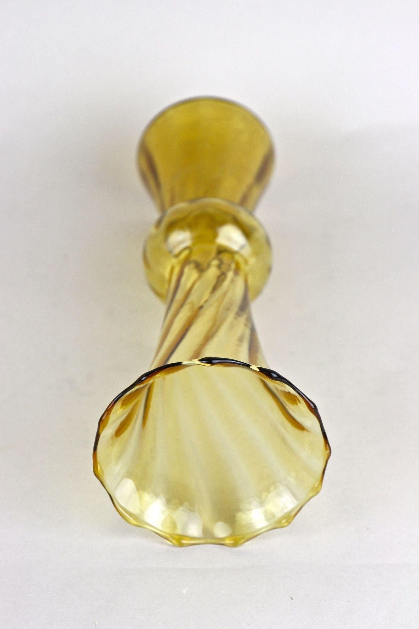 20th Century Art Deco Glass Vase, Amber-Colored, Austria ca. 1920 in vendita 4
