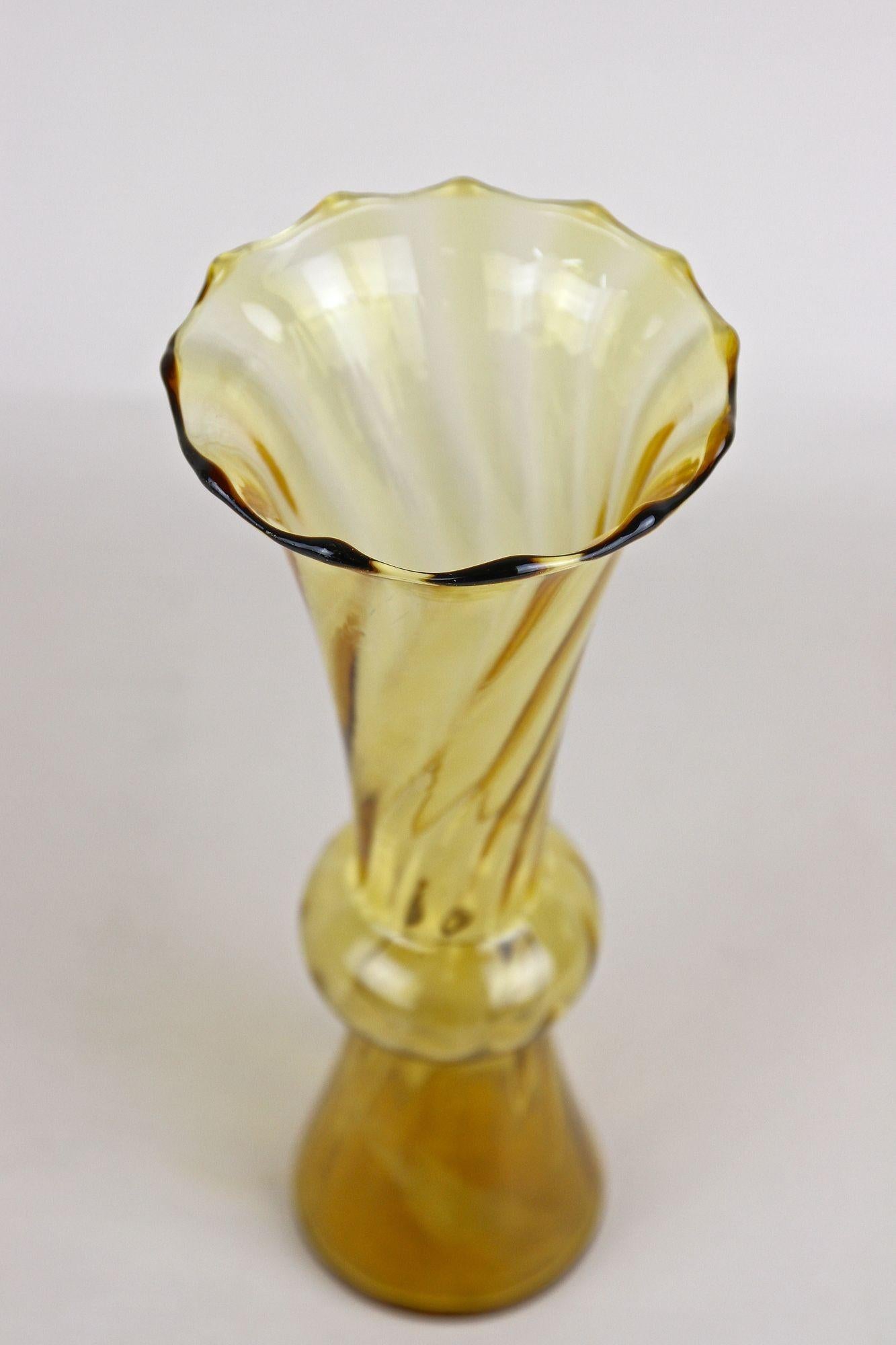 20th Century Art Deco Glass Vase, Amber-Colored, Austria ca. 1920 in vendita 6