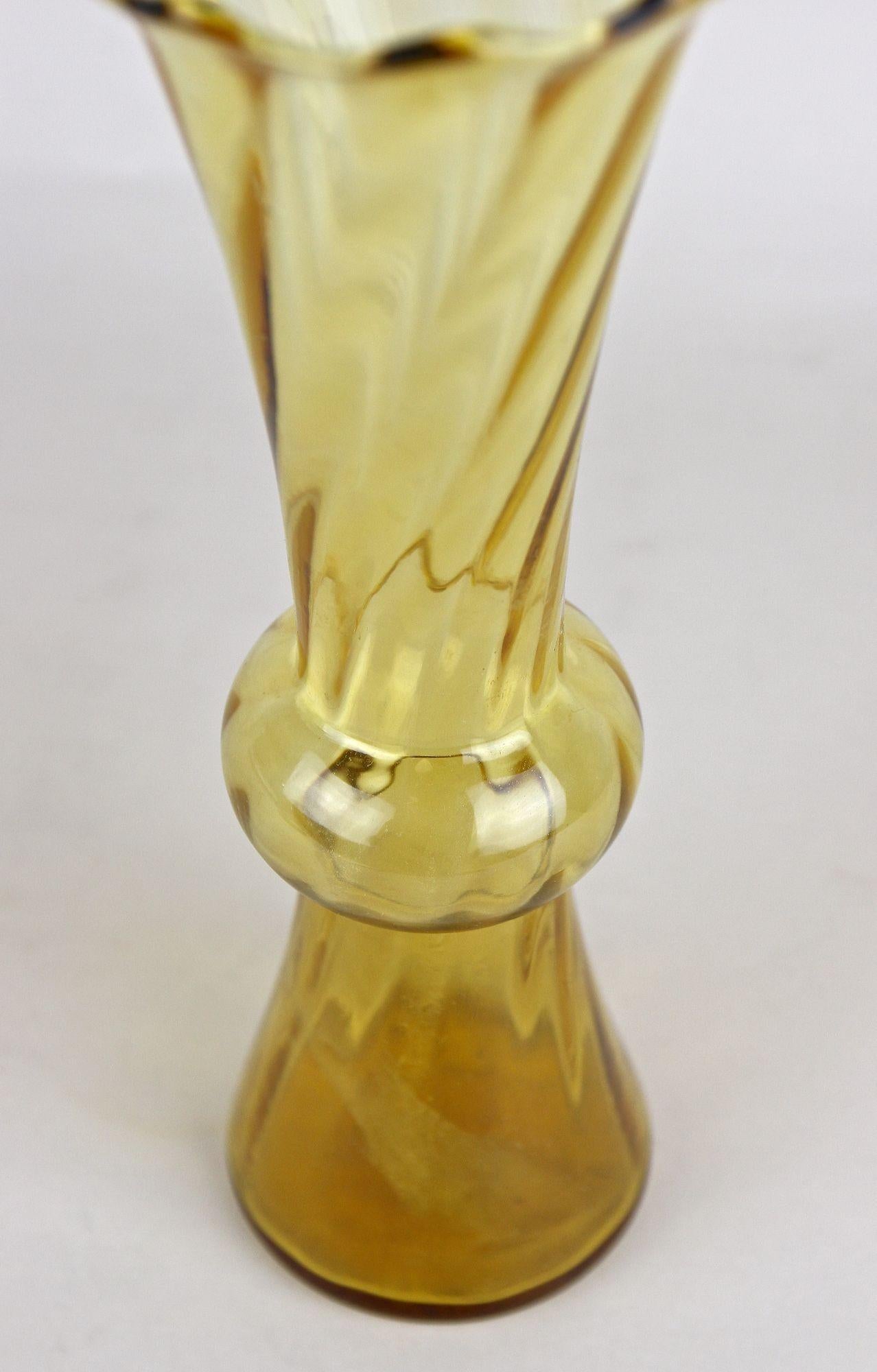 20th Century Art Deco Glass Vase, Amber-Colored, Austria ca. 1920 in vendita 7