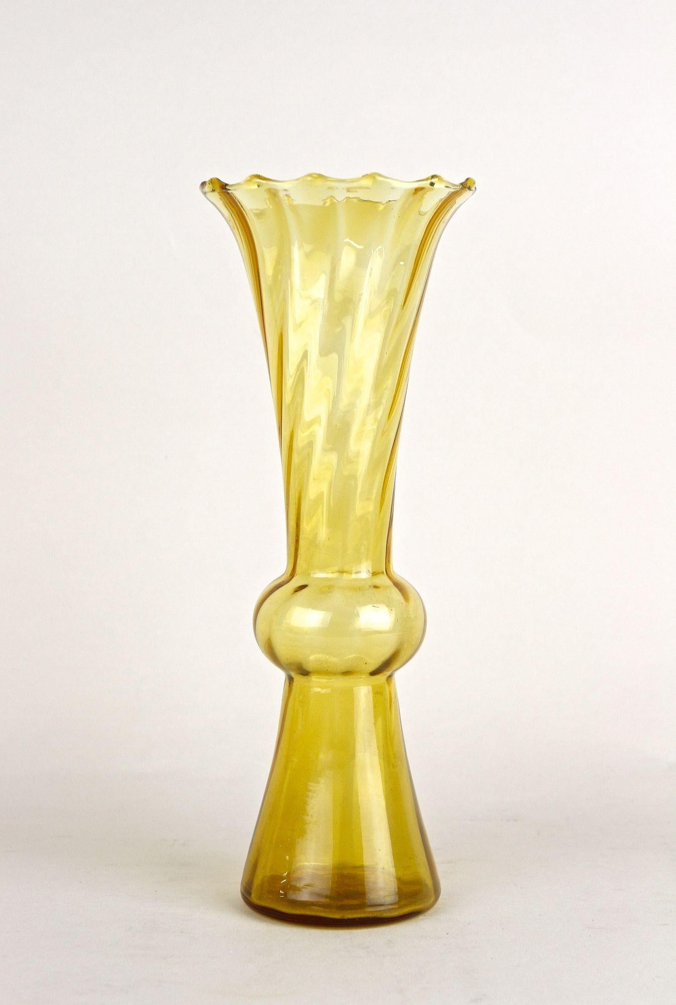 Art Déco 20th Century Art Deco Glass Vase, Amber-Colored, Austria ca. 1920 in vendita