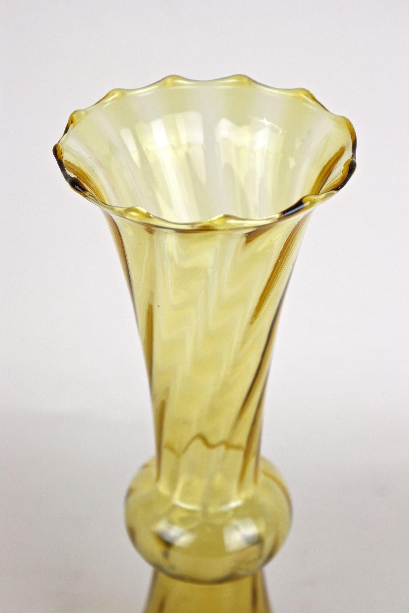 Fatto a mano 20th Century Art Deco Glass Vase, Amber-Colored, Austria ca. 1920 in vendita