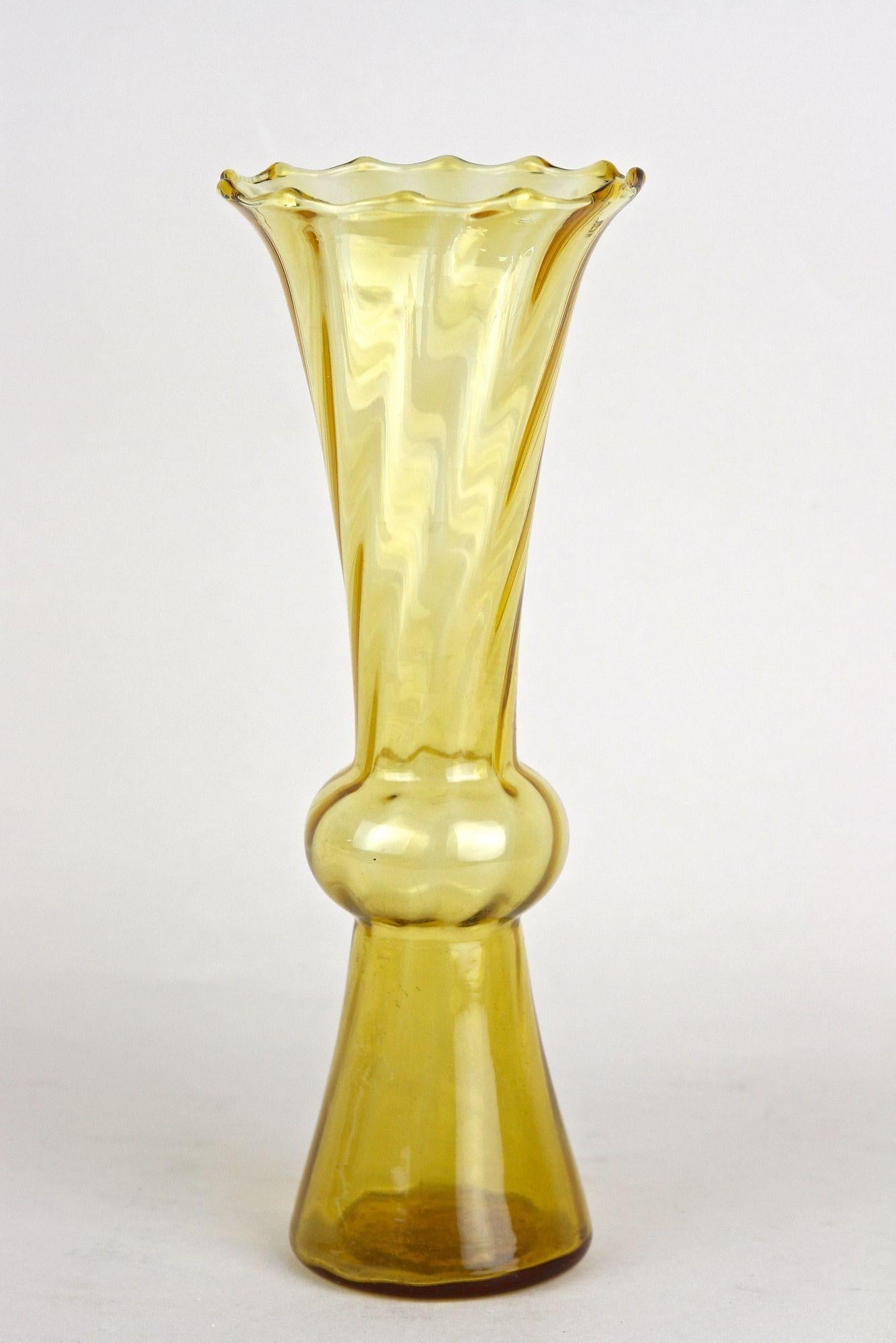 20th Century Art Deco Glass Vase, Amber-Colored, Austria ca. 1920 In condizioni buone in vendita a Lichtenberg, AT