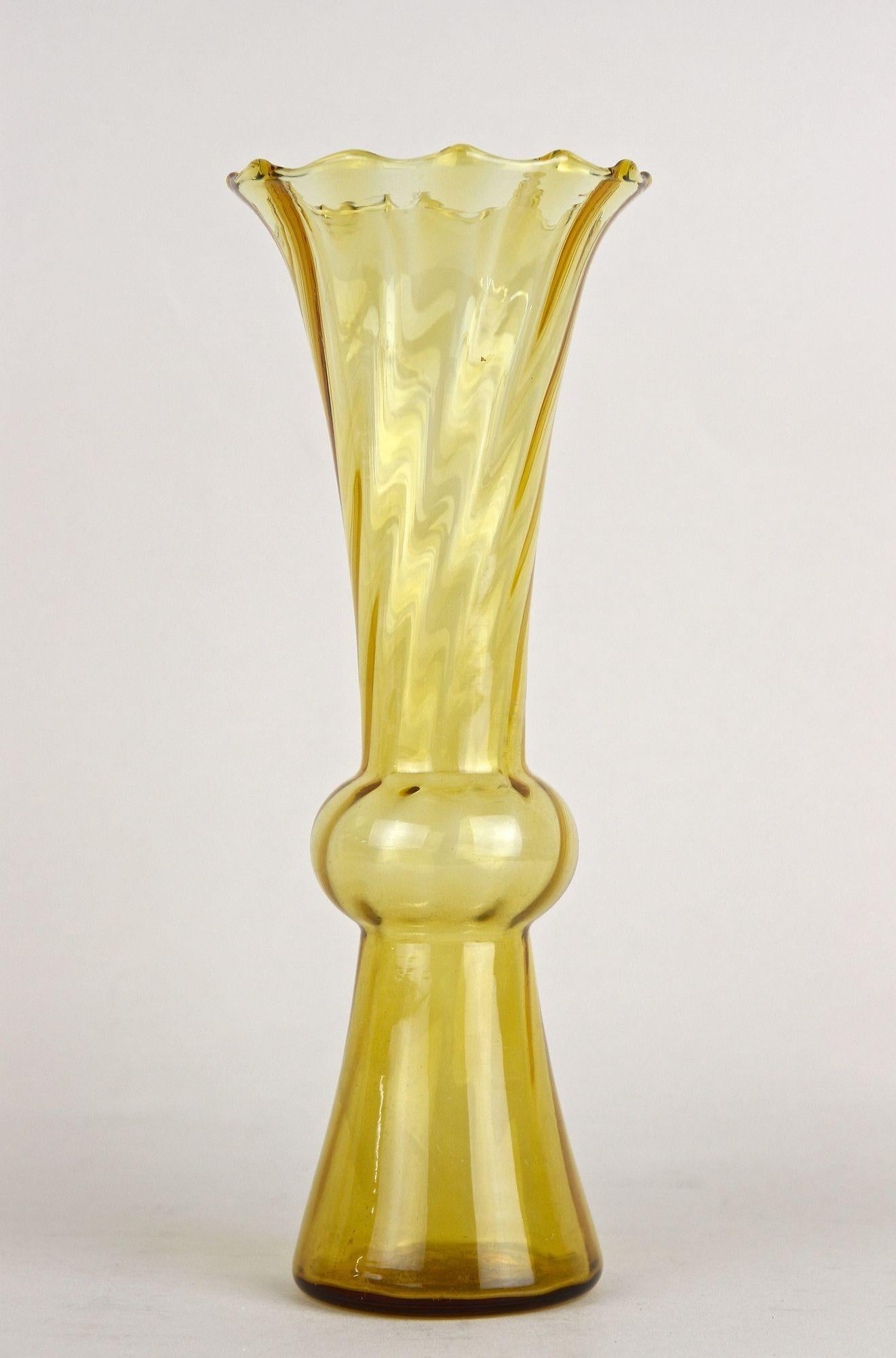 XX secolo 20th Century Art Deco Glass Vase, Amber-Colored, Austria ca. 1920 in vendita