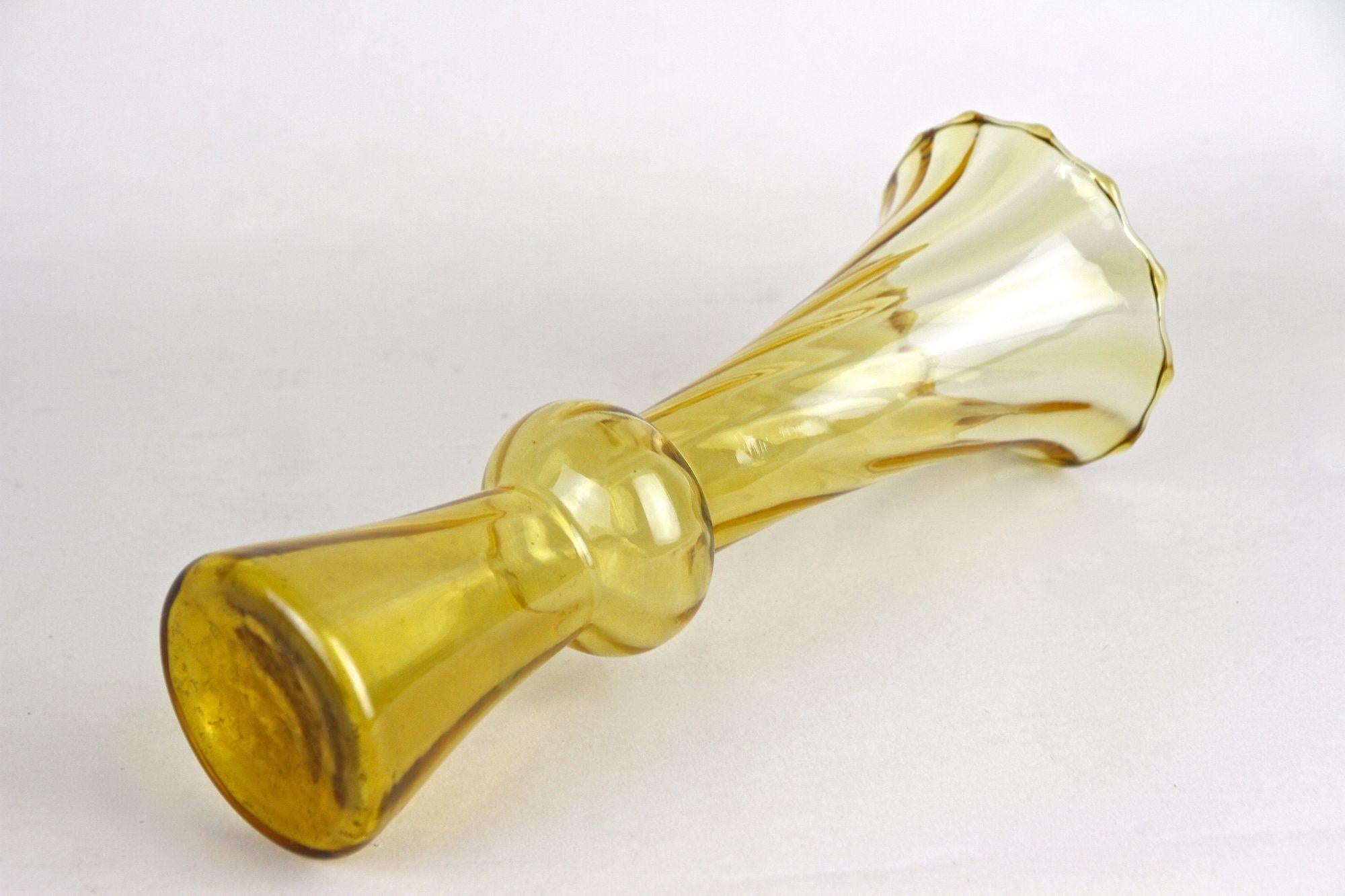 20th Century Art Deco Glass Vase, Amber-Colored, Austria ca. 1920 in vendita 1