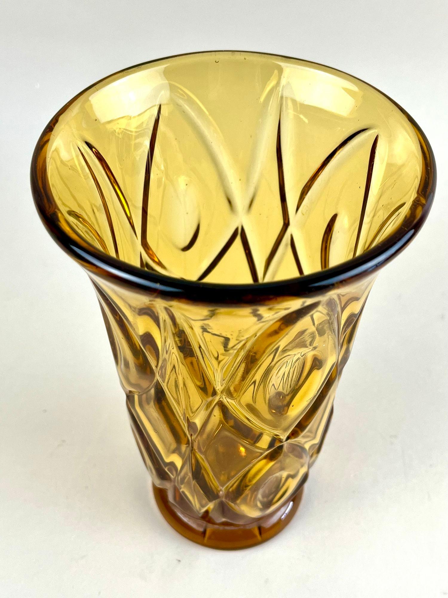 Vaso in vetro Art Deco del XX secolo, color ambra - Austria circa 1920 in vendita 7
