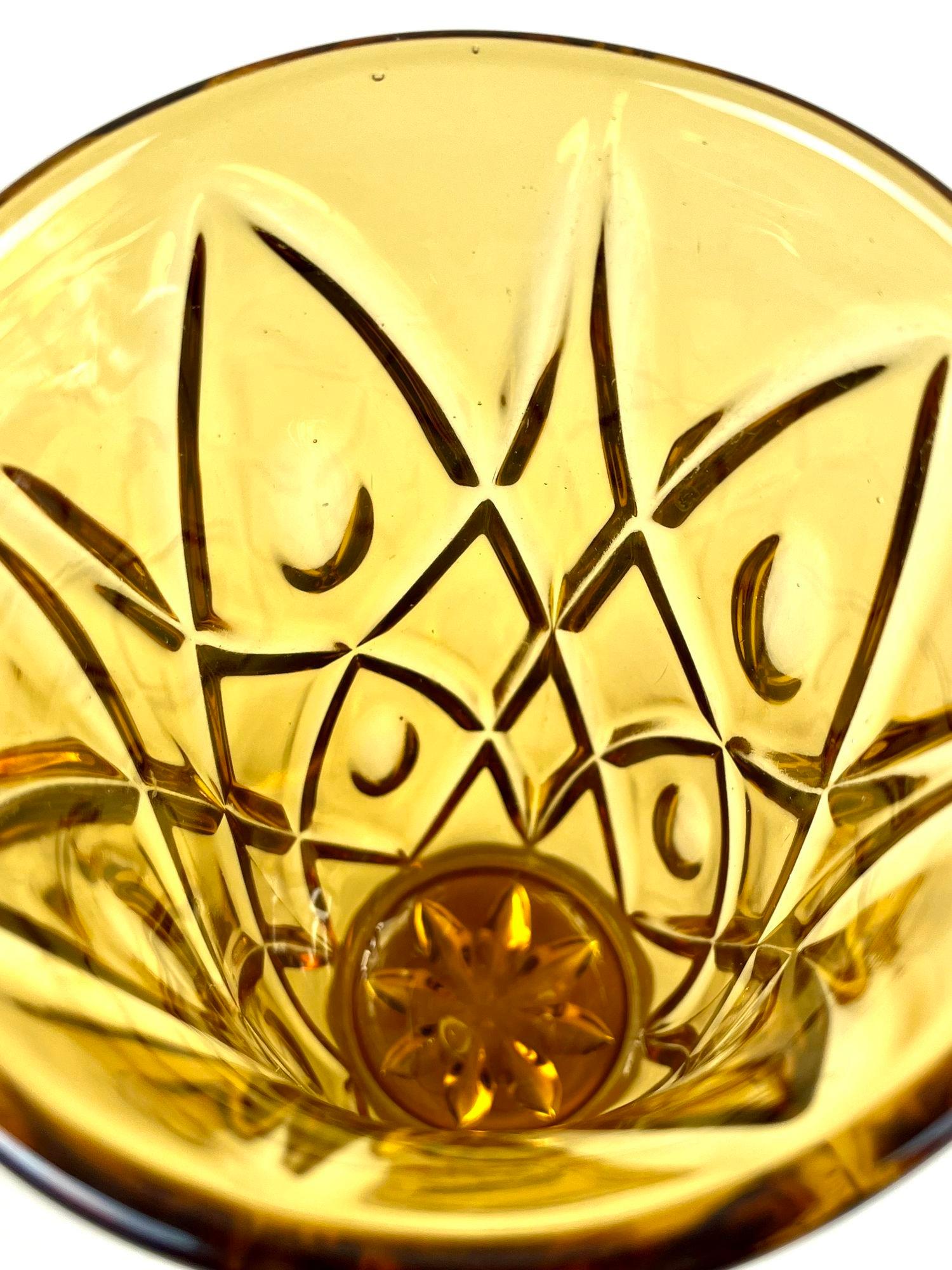 Vaso in vetro Art Deco del XX secolo, color ambra - Austria circa 1920 in vendita 8