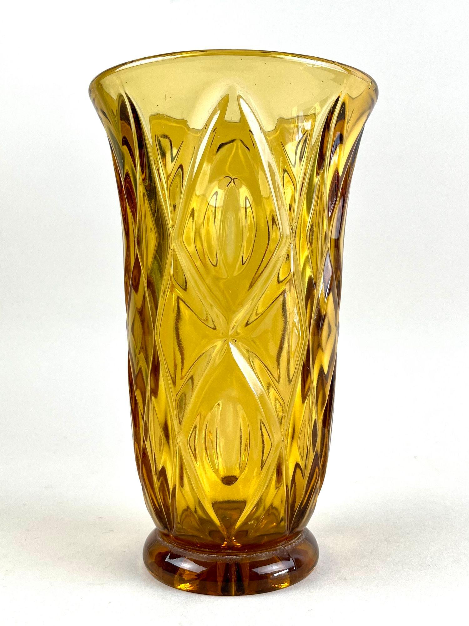 Vaso in vetro Art Deco del XX secolo, color ambra - Austria circa 1920 in vendita 9