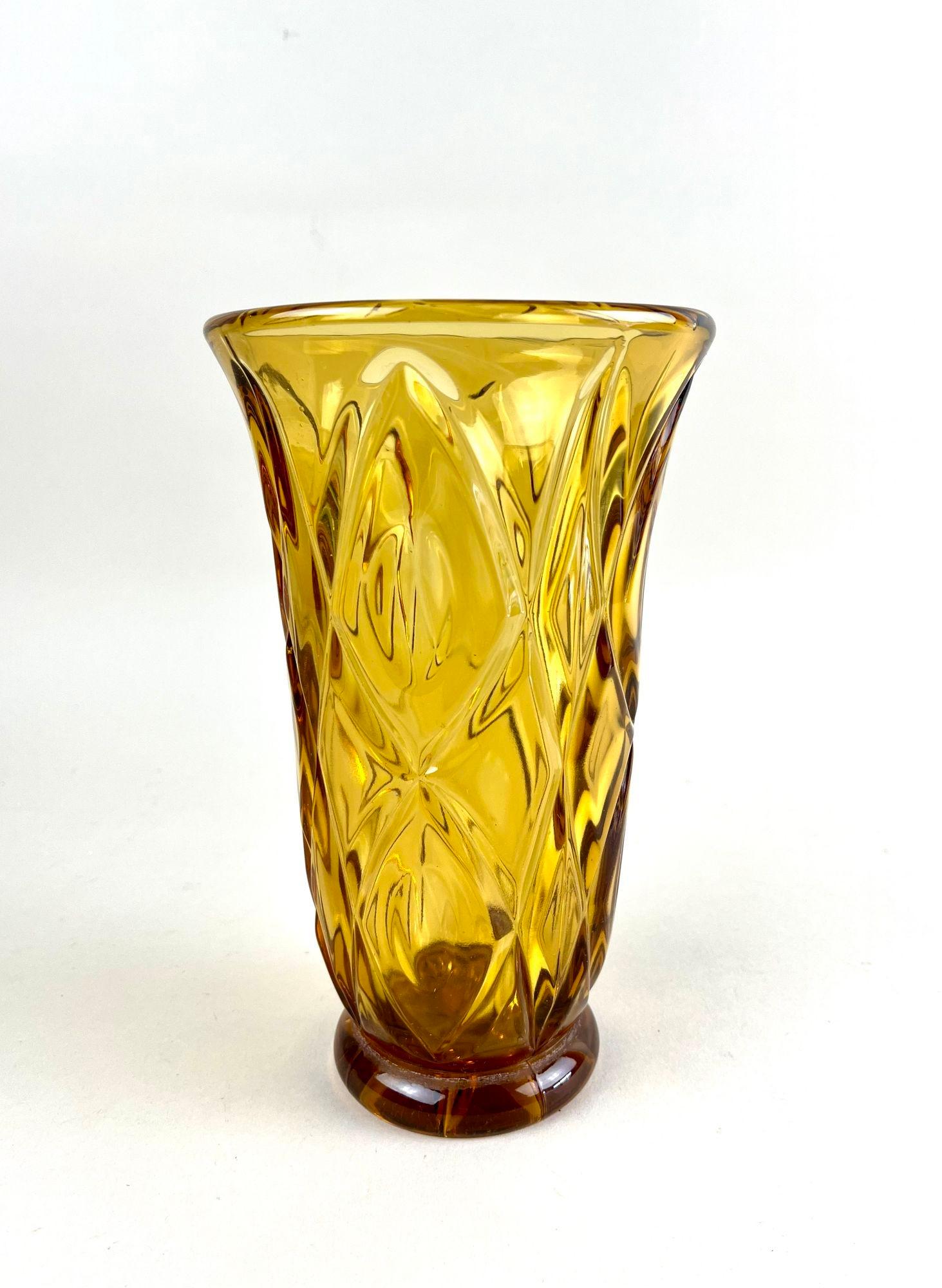 Vaso in vetro Art Deco del XX secolo, color ambra - Austria circa 1920 In condizioni buone in vendita a Lichtenberg, AT