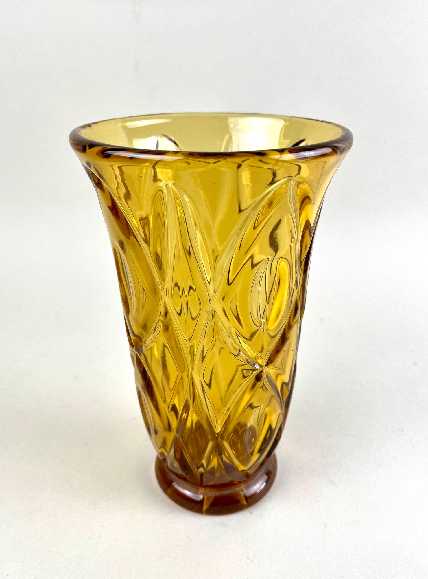 Vaso in vetro Art Deco del XX secolo, color ambra - Austria circa 1920 in vendita 1