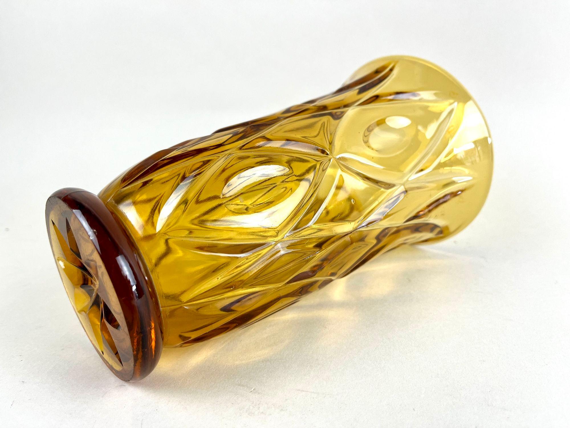 Vaso in vetro Art Deco del XX secolo, color ambra - Austria circa 1920 in vendita 3