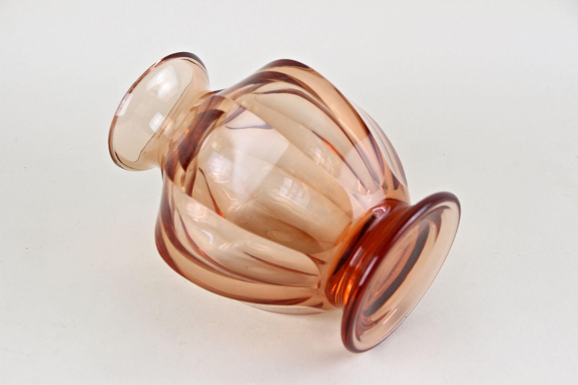 Vase Art déco du 20ème siècle, couleur corail, Autriche, vers 1920 en vente 7