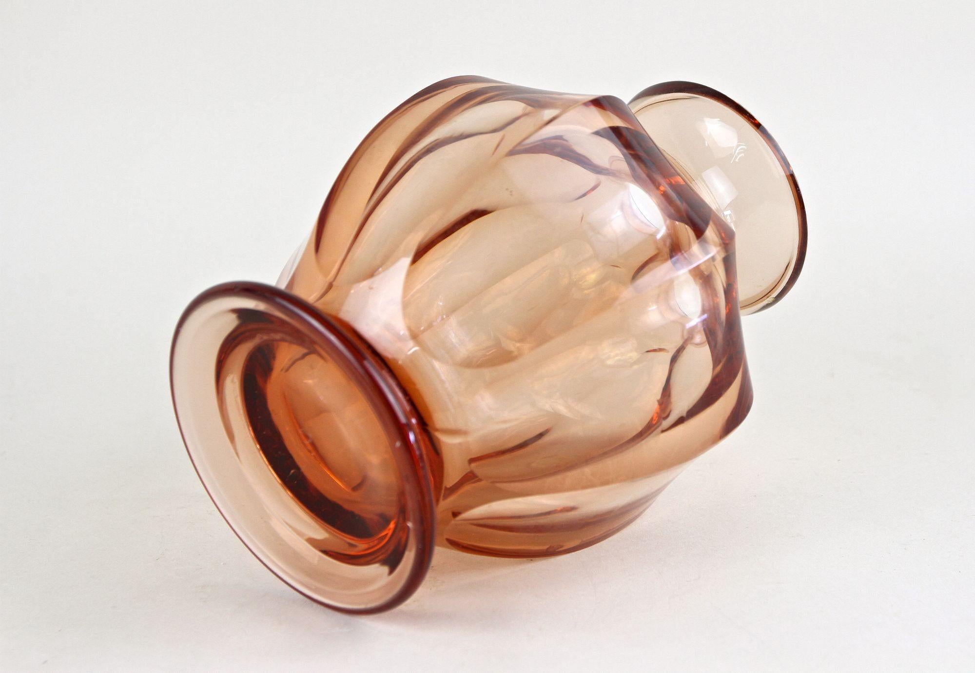 Vase Art déco du 20ème siècle, couleur corail, Autriche, vers 1920 en vente 8