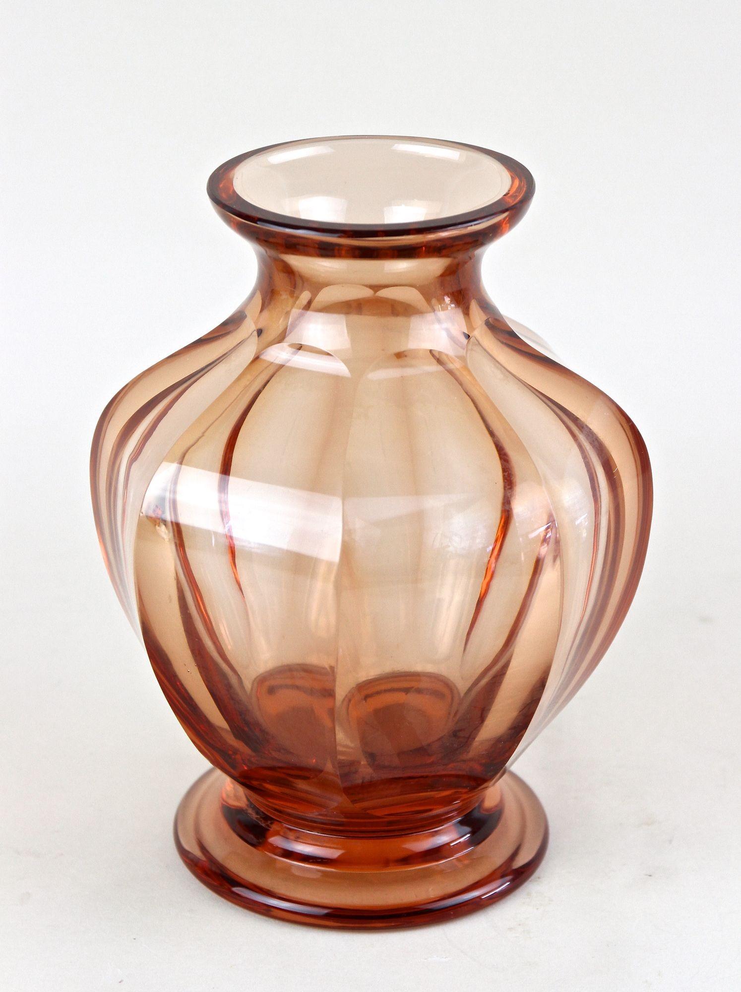 Magnifique vase en verre coloré corallien du 20ème siècle, de la période Art Déco en Autriche vers 1920. Un vase en verre d'une forme fantastique, avec un joli corps bombé mais élégant. Cet extraordinaire vase en verre Art déco de couleur corail est