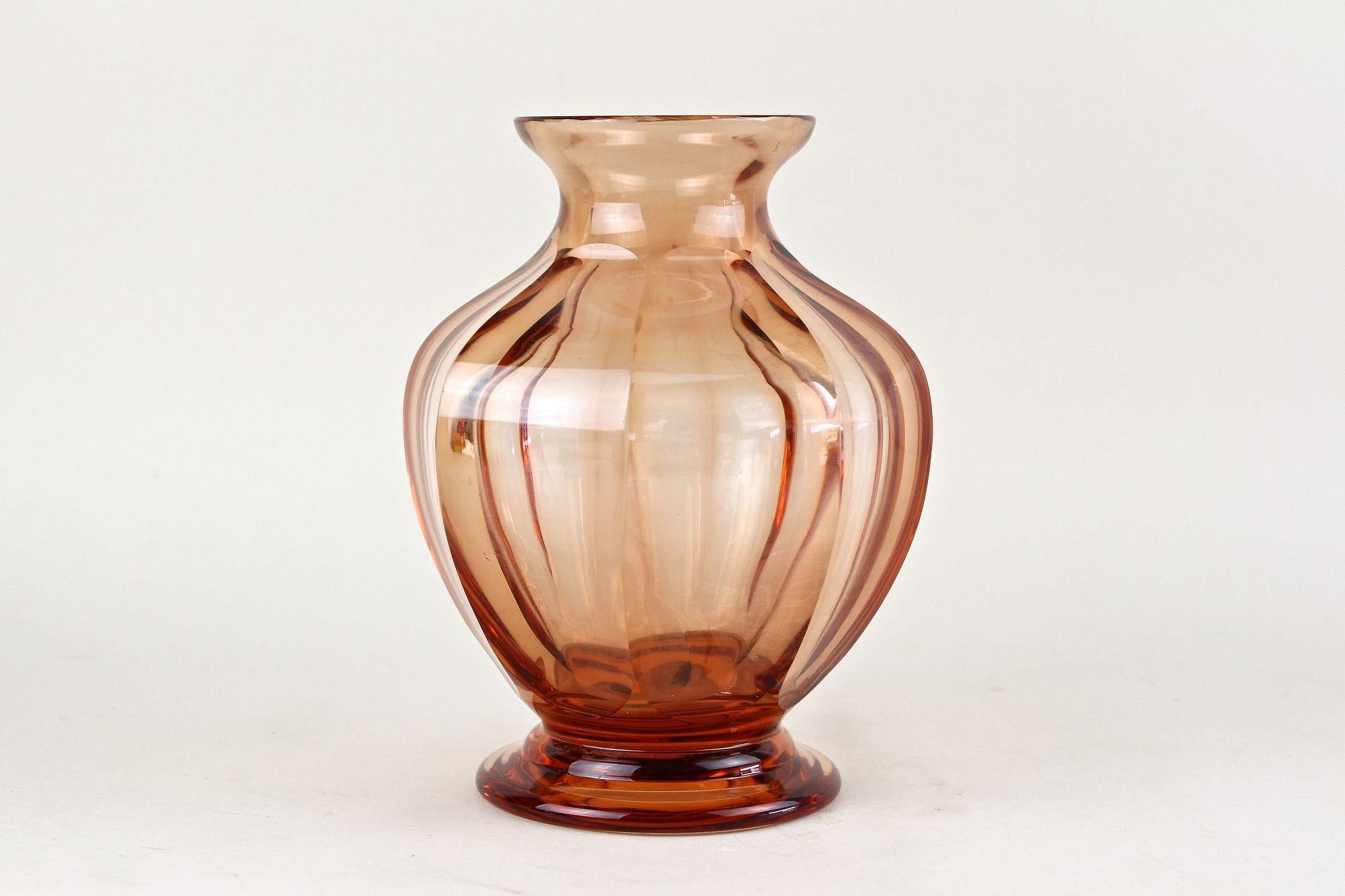 Autrichien Vase Art déco du 20ème siècle, couleur corail, Autriche, vers 1920 en vente