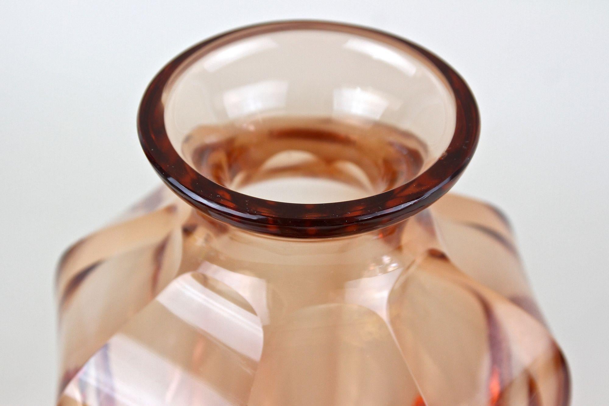 Vase Art déco du 20ème siècle, couleur corail, Autriche, vers 1920 Bon état - En vente à Lichtenberg, AT