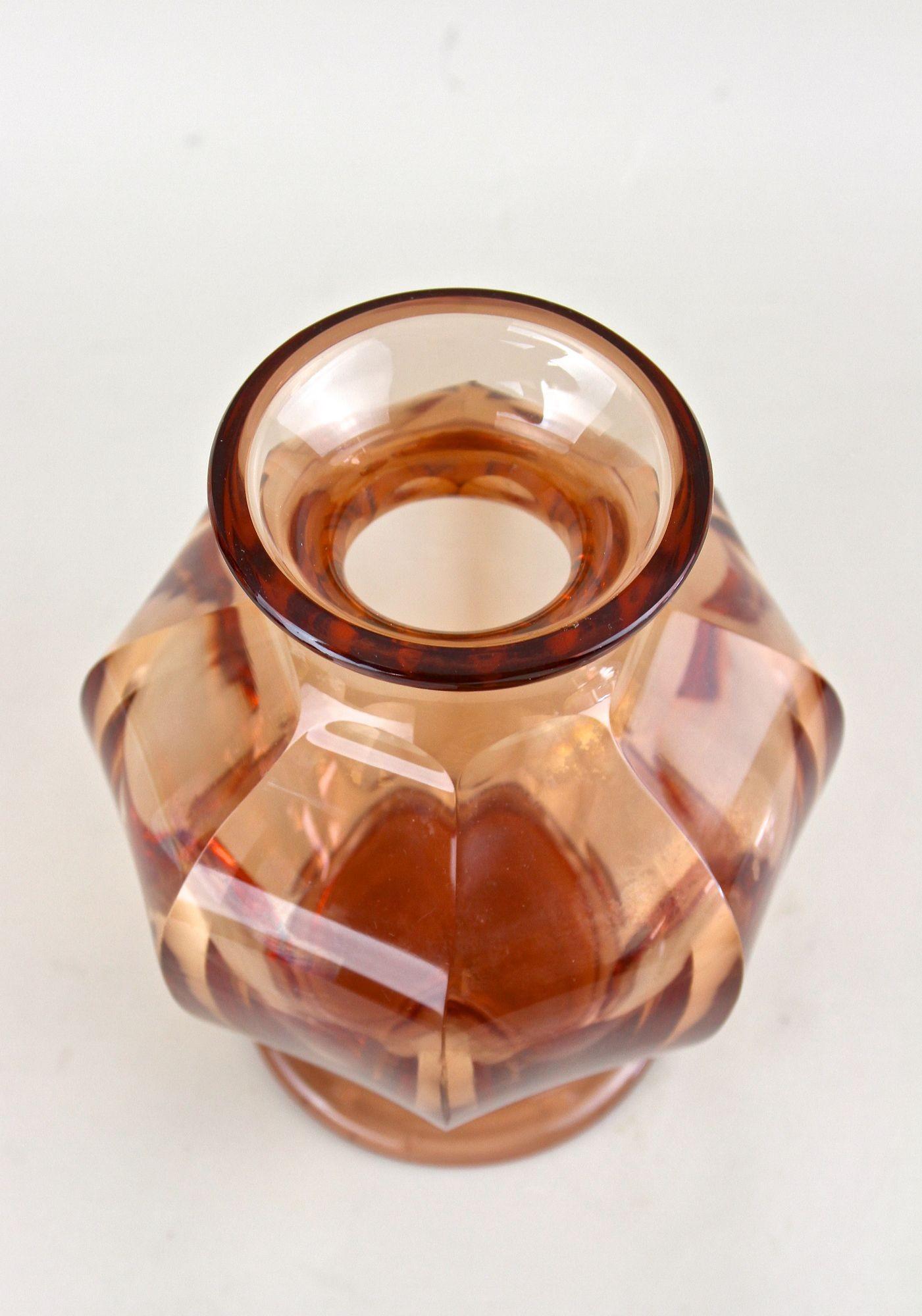 20ième siècle Vase Art déco du 20ème siècle, couleur corail, Autriche, vers 1920 en vente
