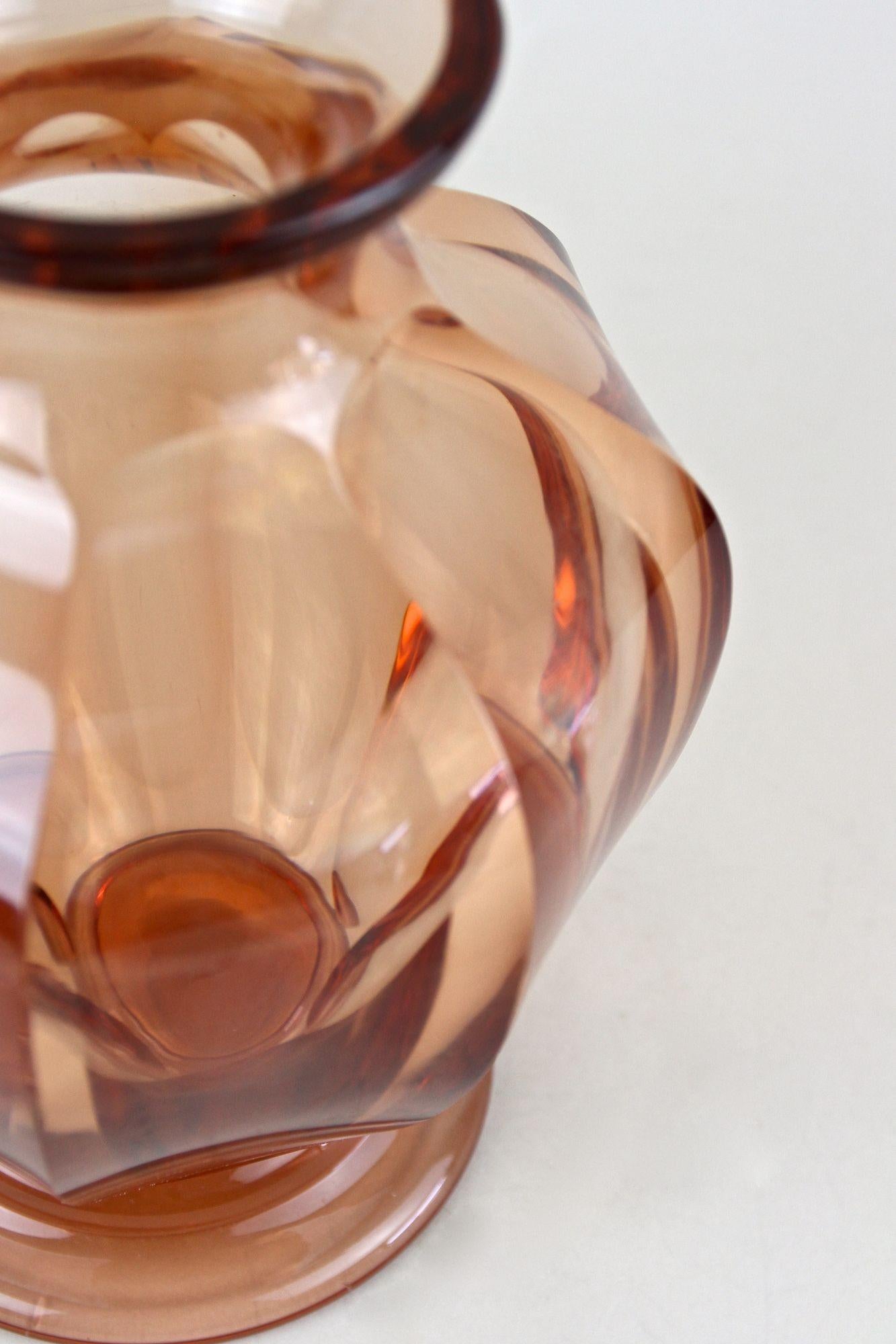 Verre Vase Art déco du 20ème siècle, couleur corail, Autriche, vers 1920 en vente