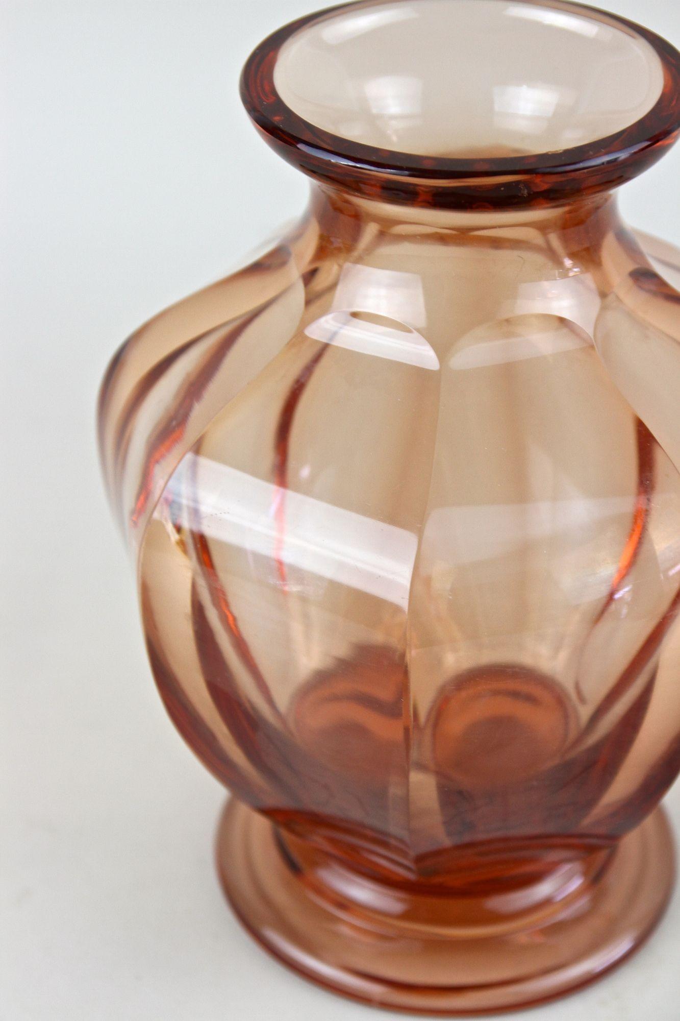 Vase Art déco du 20ème siècle, couleur corail, Autriche, vers 1920 en vente 1