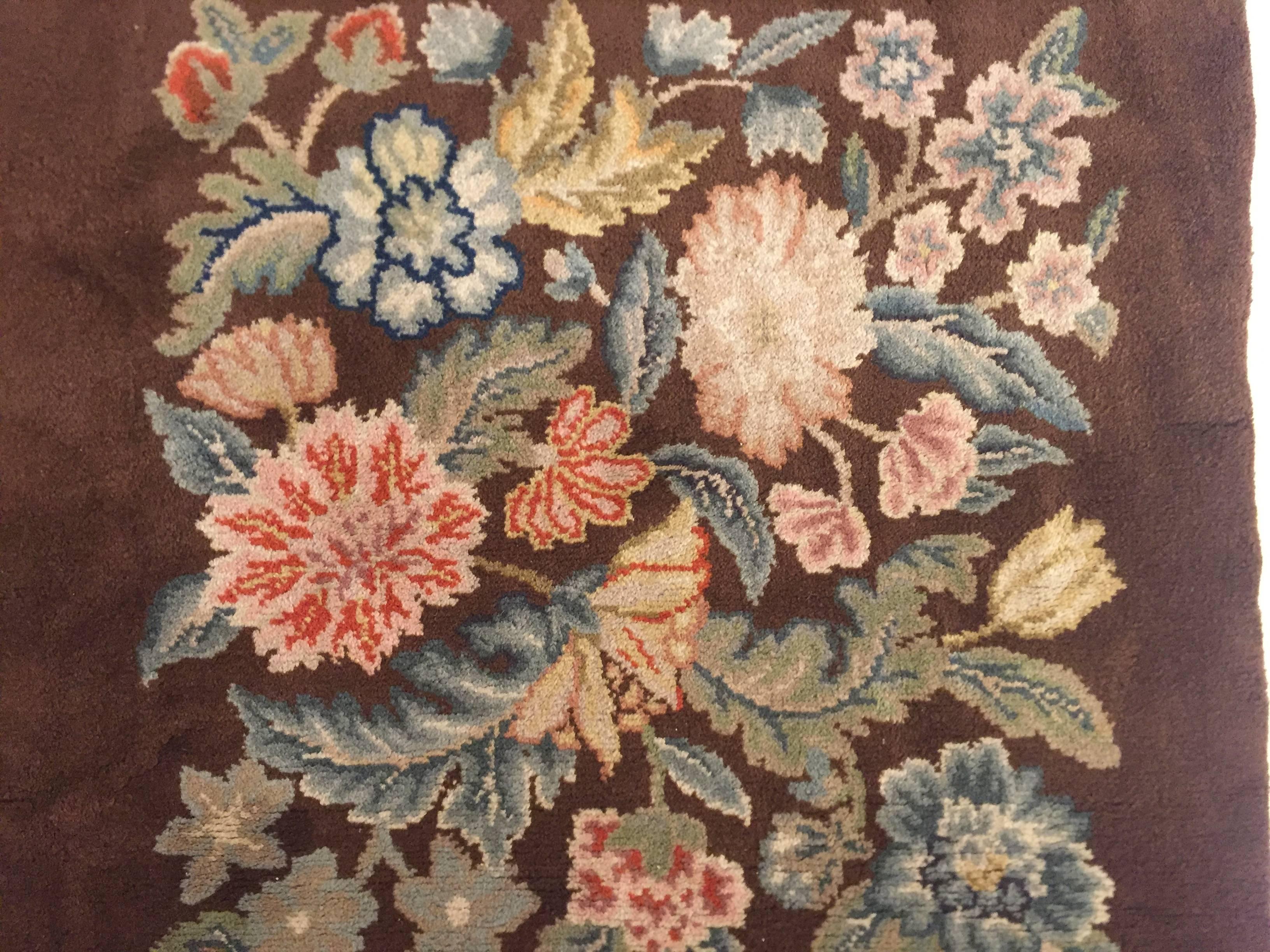 Handgeknüpfter quadratischer Savonerie-Teppich aus Wolle in Braun mit Blumenmuster, 20. Jahrhundert im Angebot 5