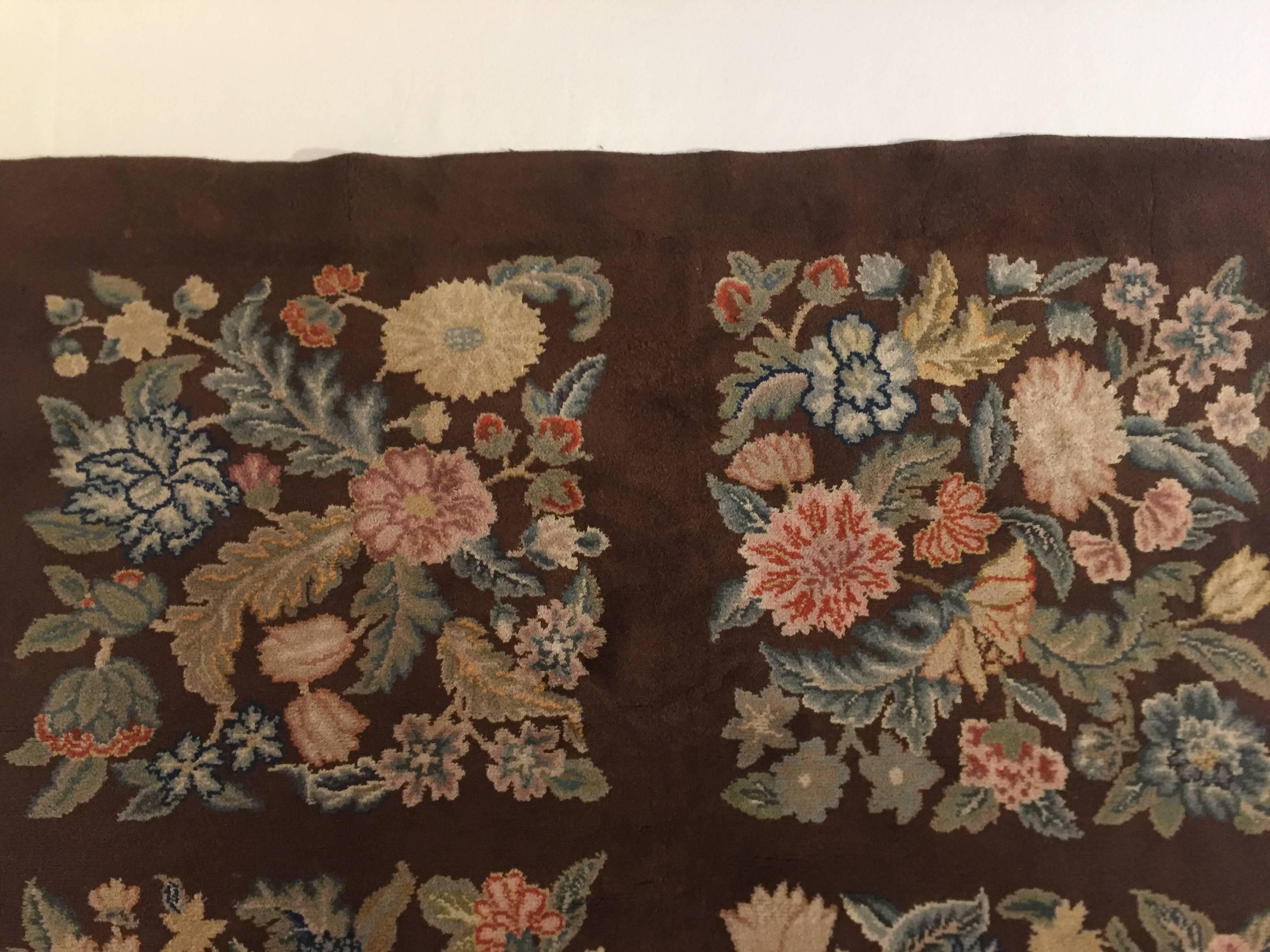 Handgeknüpfter quadratischer Savonerie-Teppich aus Wolle in Braun mit Blumenmuster, 20. Jahrhundert im Angebot 6