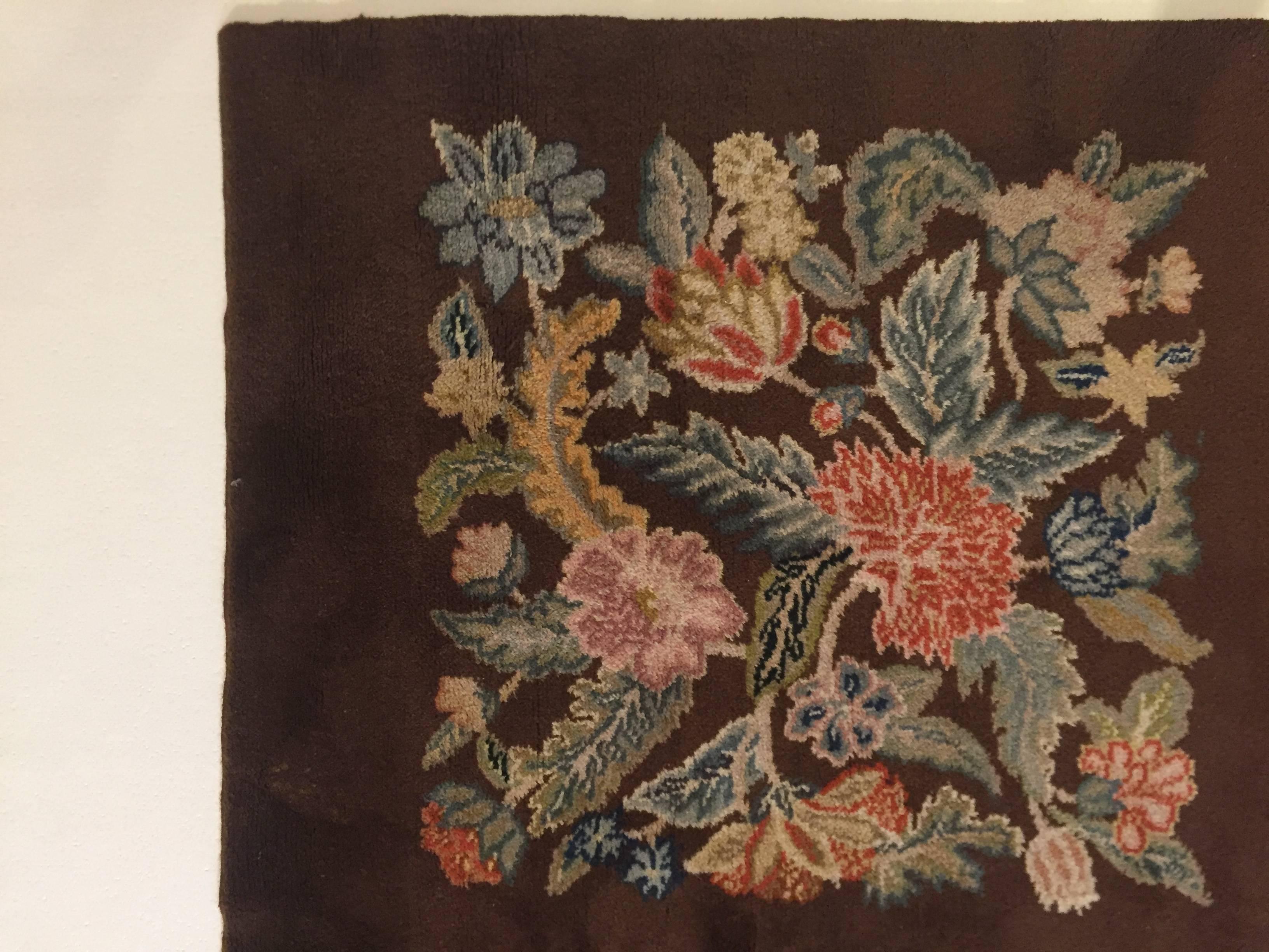 Handgeknüpfter quadratischer Savonerie-Teppich aus Wolle in Braun mit Blumenmuster, 20. Jahrhundert (Europäisch) im Angebot