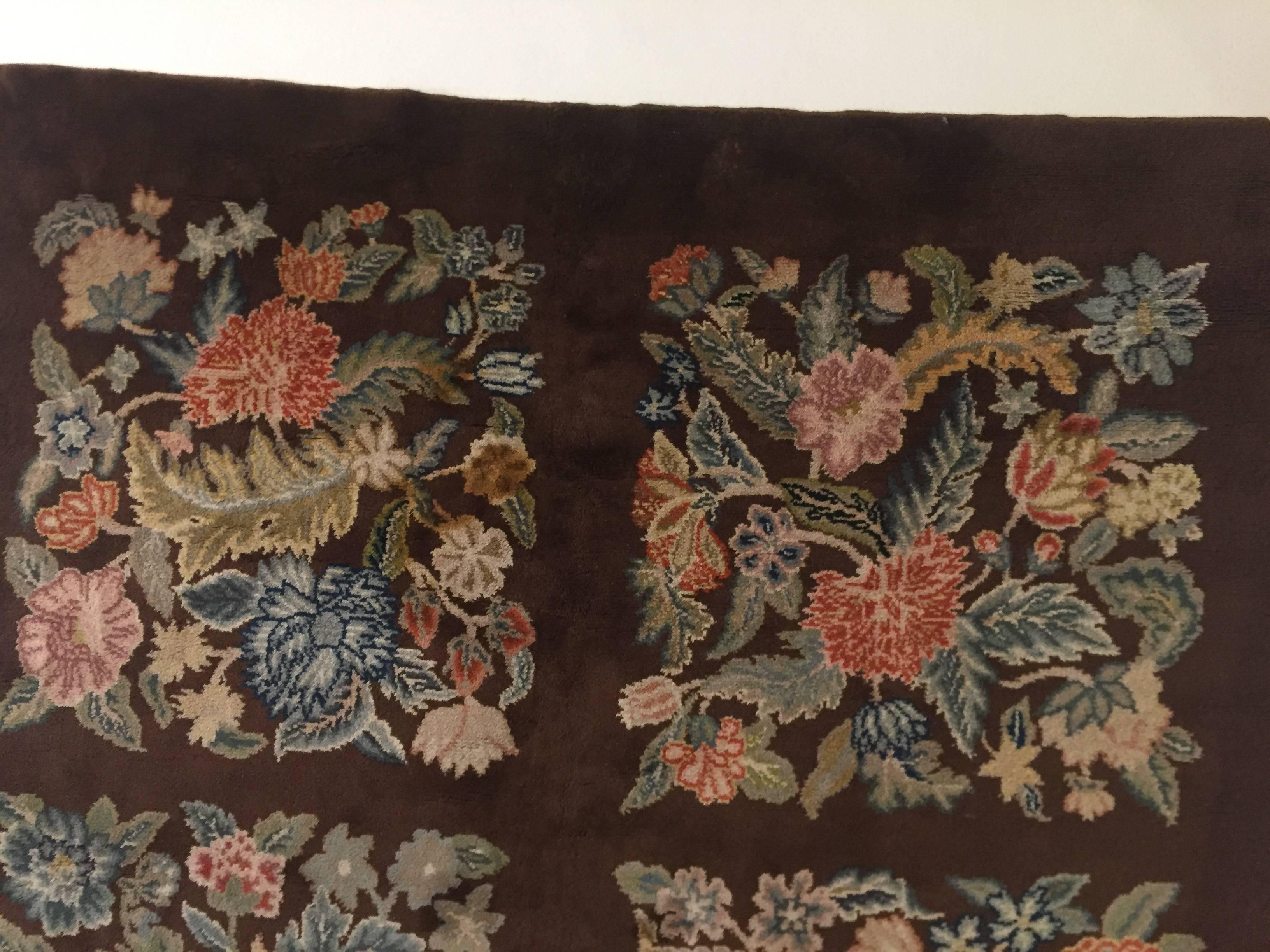 Handgeknüpfter quadratischer Savonerie-Teppich aus Wolle in Braun mit Blumenmuster, 20. Jahrhundert im Zustand „Gut“ im Angebot in Firenze, IT