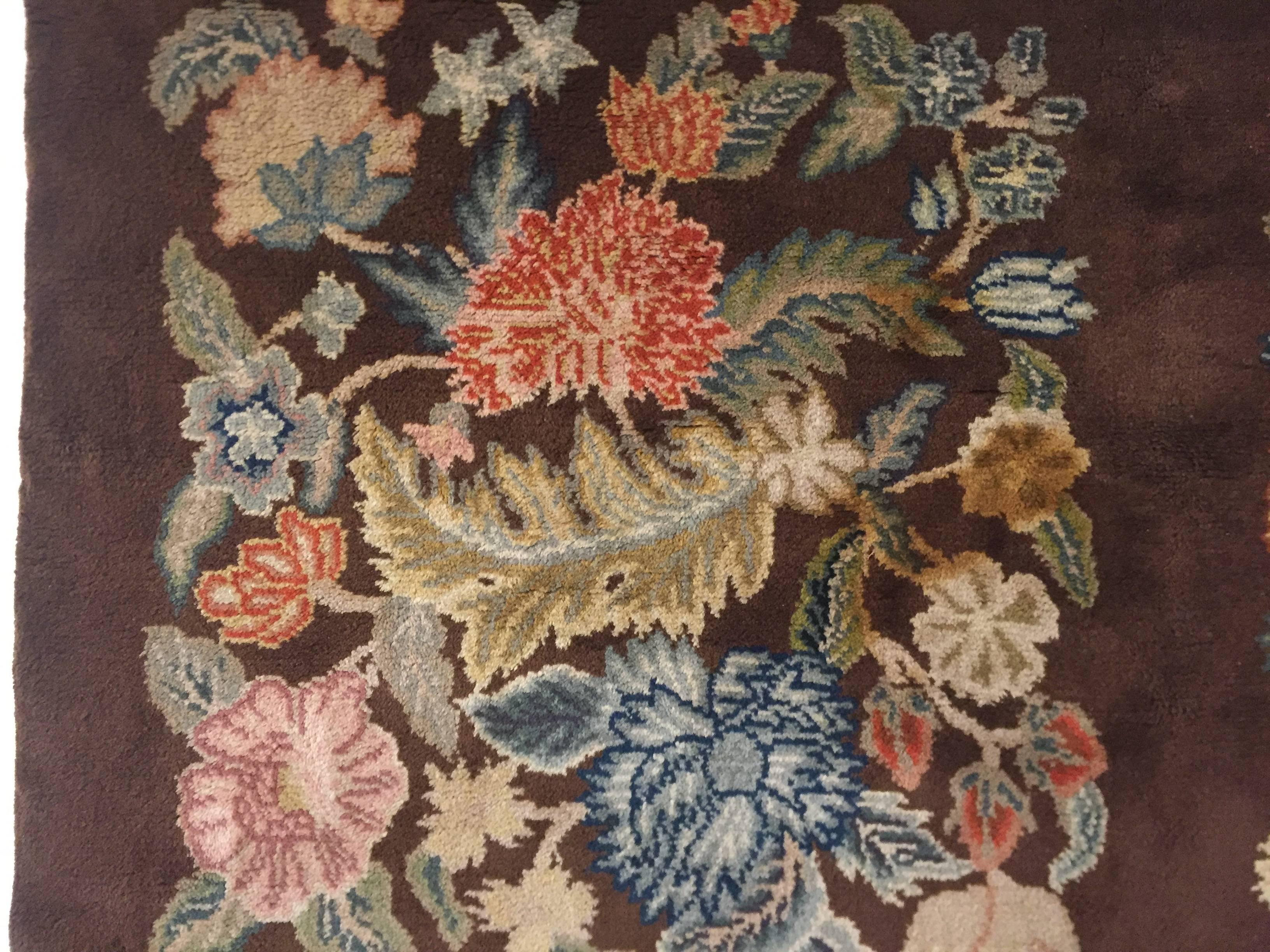 Handgeknüpfter quadratischer Savonerie-Teppich aus Wolle in Braun mit Blumenmuster, 20. Jahrhundert im Angebot 2