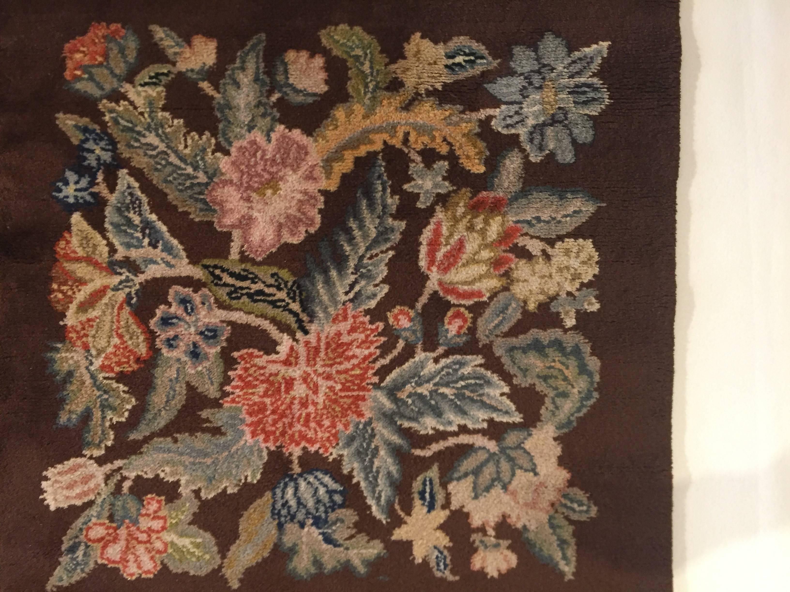 Handgeknüpfter quadratischer Savonerie-Teppich aus Wolle in Braun mit Blumenmuster, 20. Jahrhundert im Angebot 3